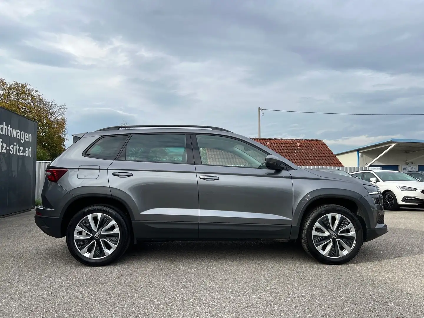Skoda Karoq 2,0 TDI 4x4 DSG Style | NP: €52.600 Grau - 2