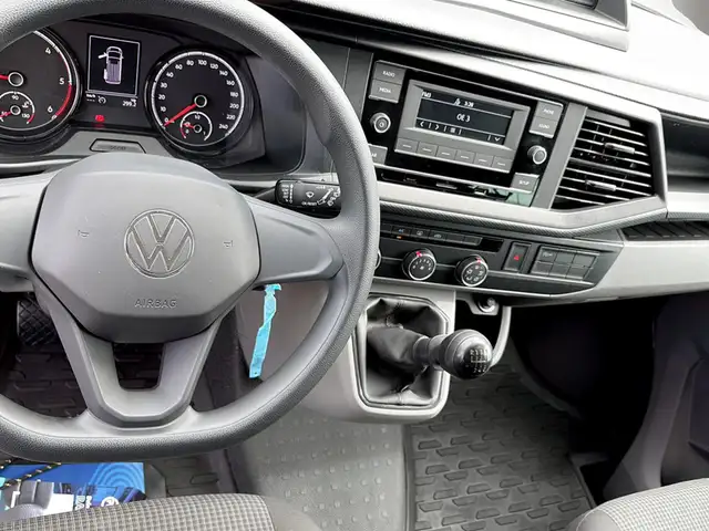 Volkswagen Transporter view 12