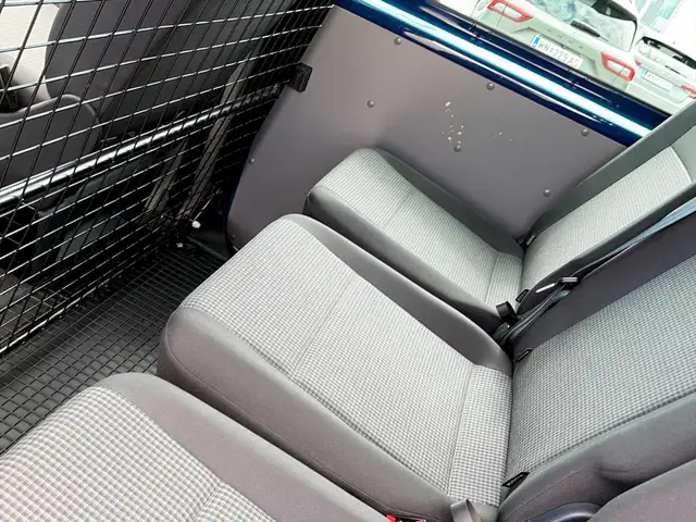 Volkswagen Transporter view 11
