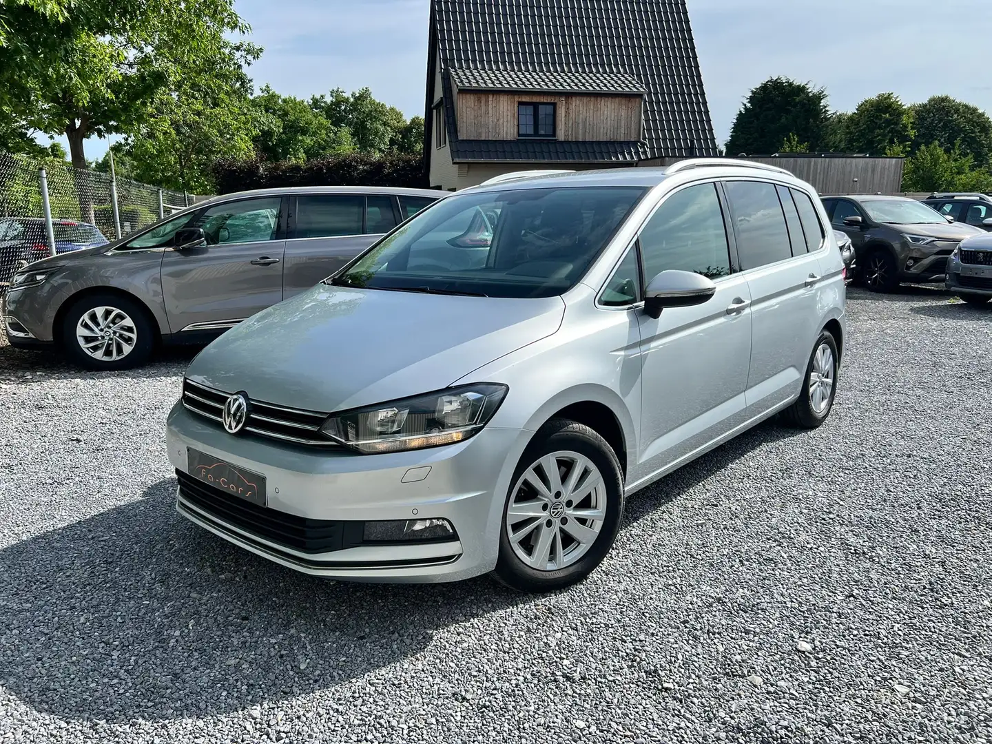 Volkswagen Touran 2.0 TDi SCR Highline (EU6.2) Automaat Euro6 Grijs - 1