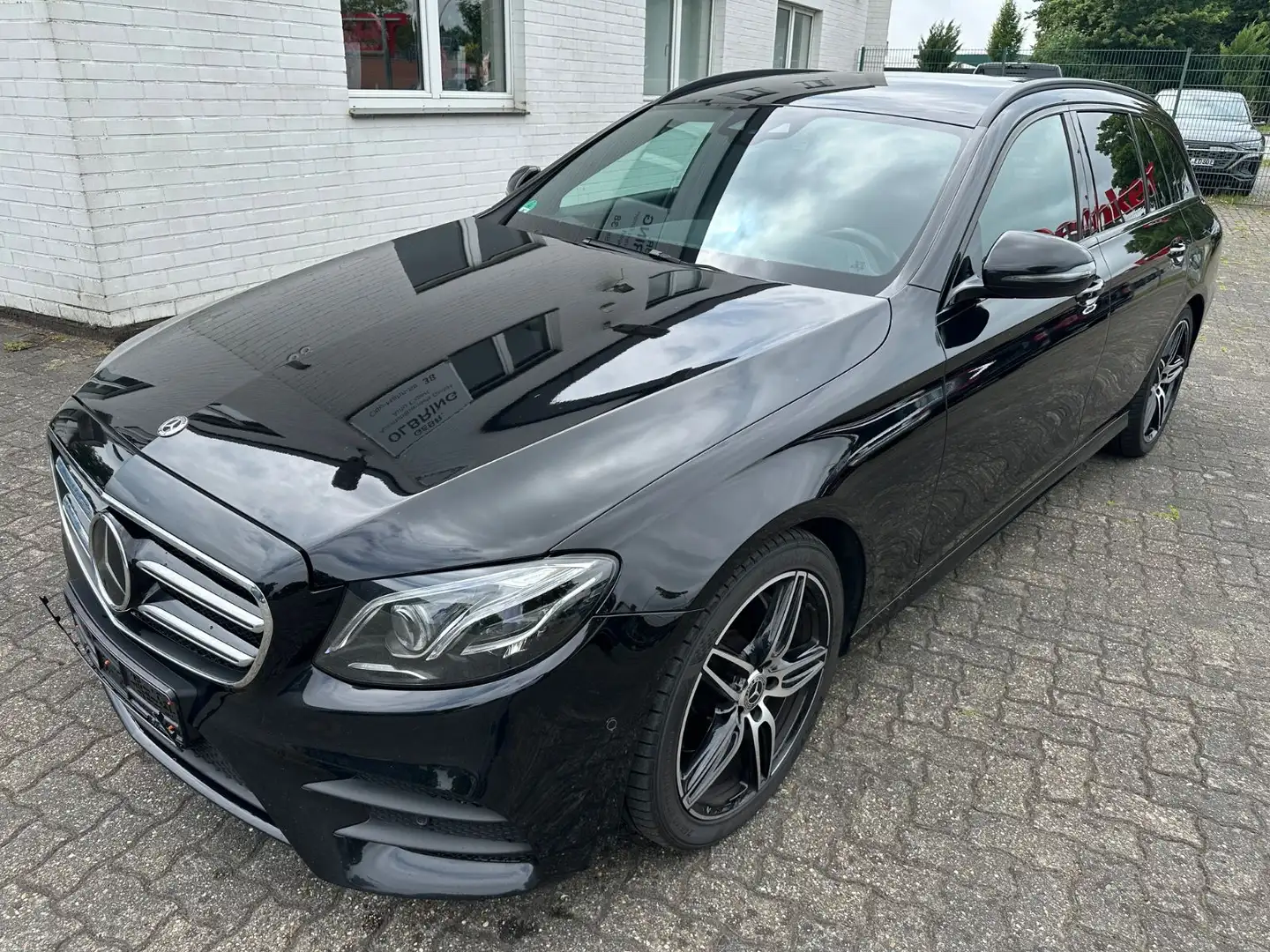 Mercedes-Benz E 220 d T AMG Line Night Distronic HeadUp Kamera Noir - 1