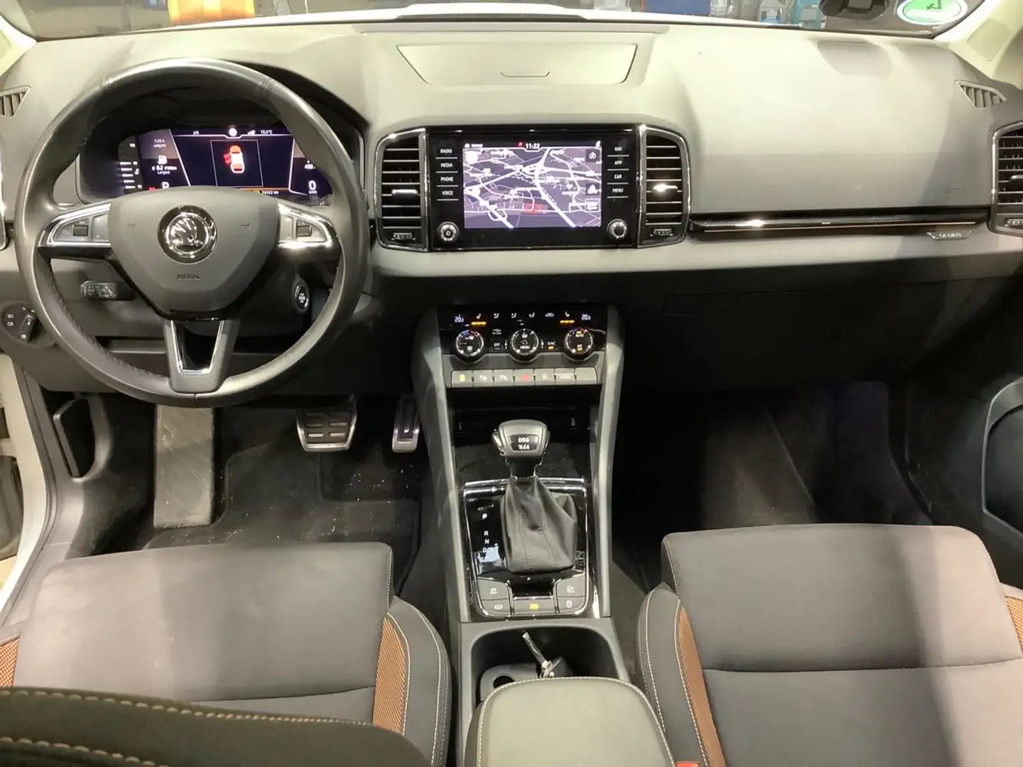 Skoda Karoq Karoq 1.5 TSI ACT 4x4 DSG Scout Grau - 1