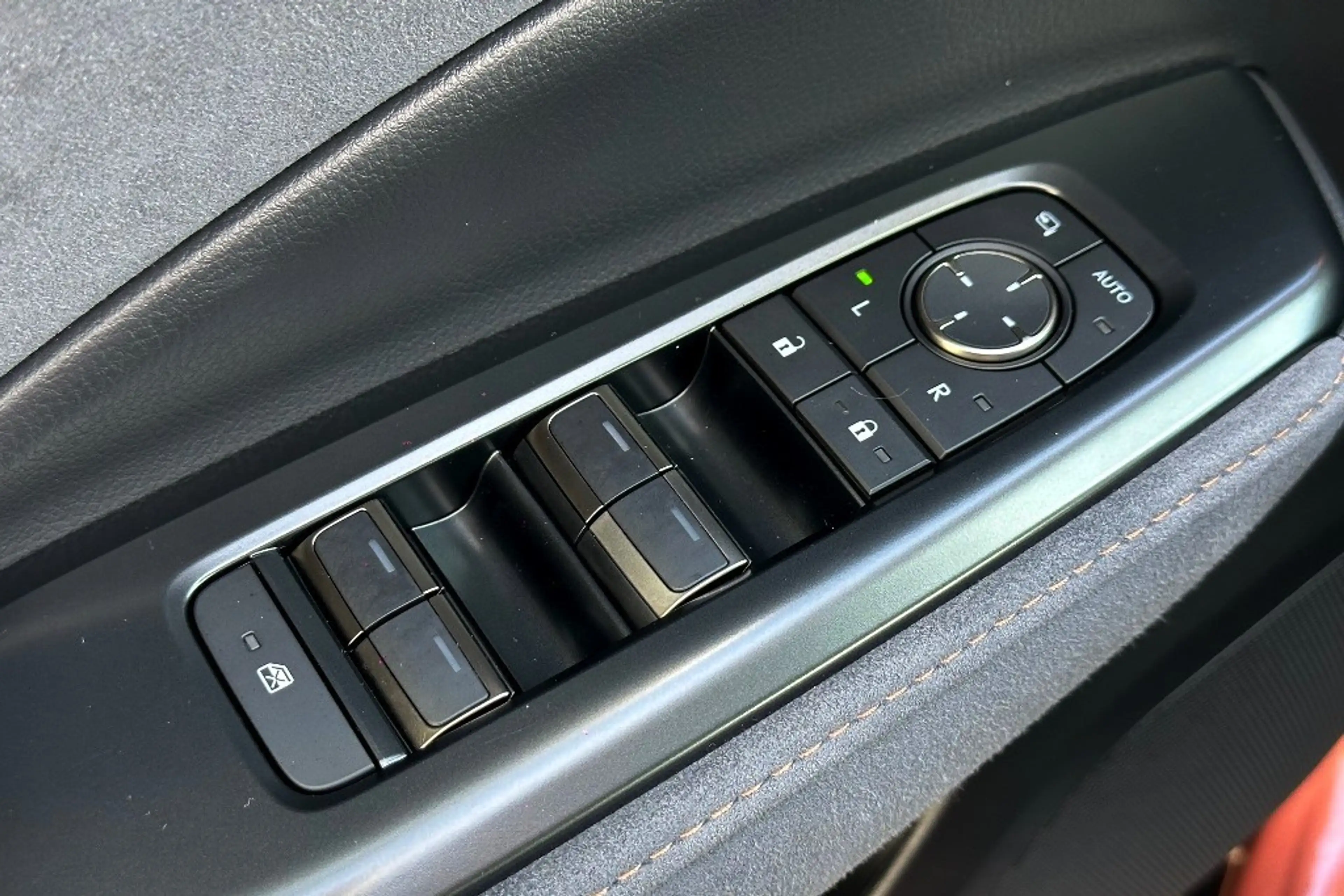 Lexus LBX Cool 2WD Two-Tone — photo 29