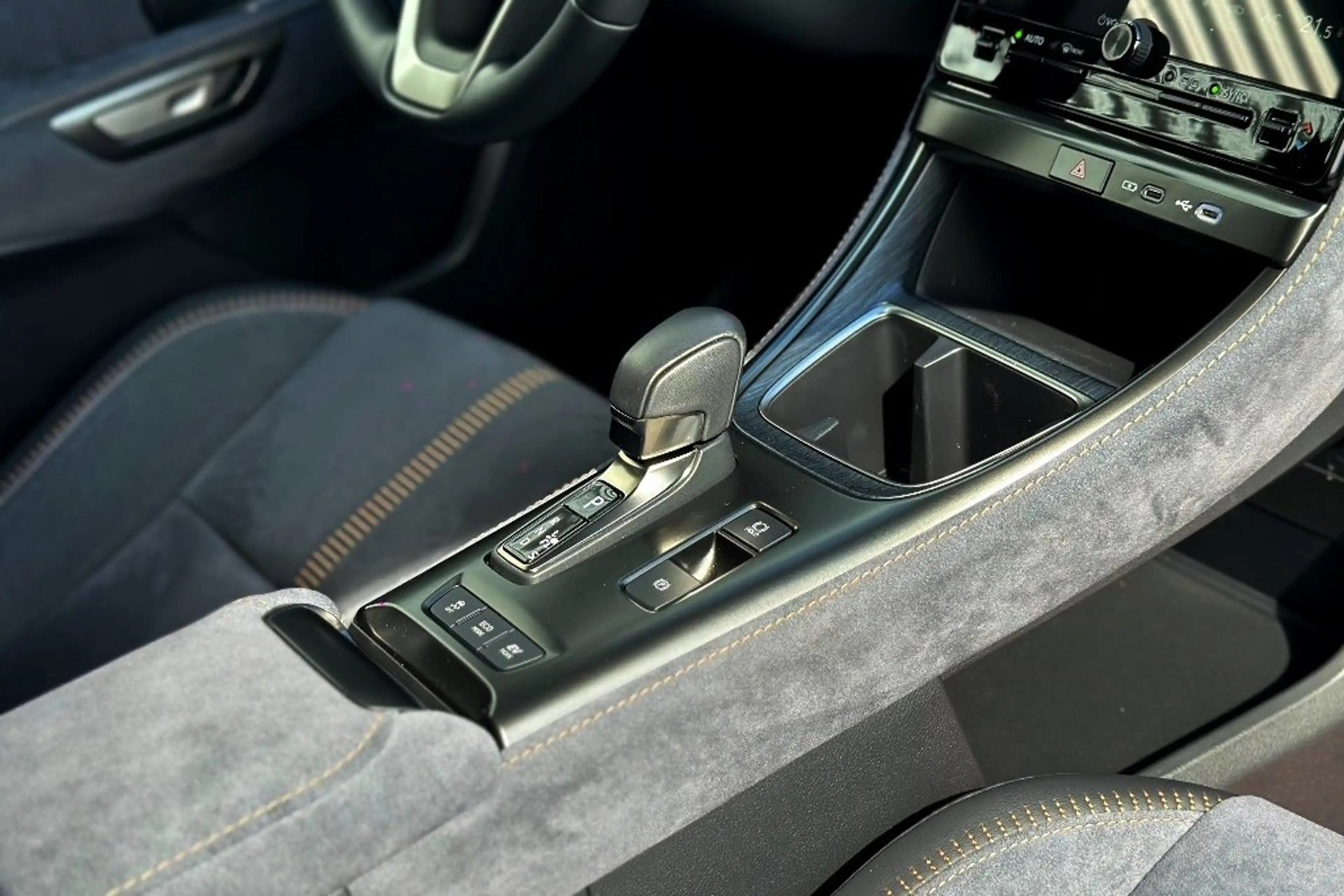 Lexus LBX Cool 2WD Two-Tone — photo 21