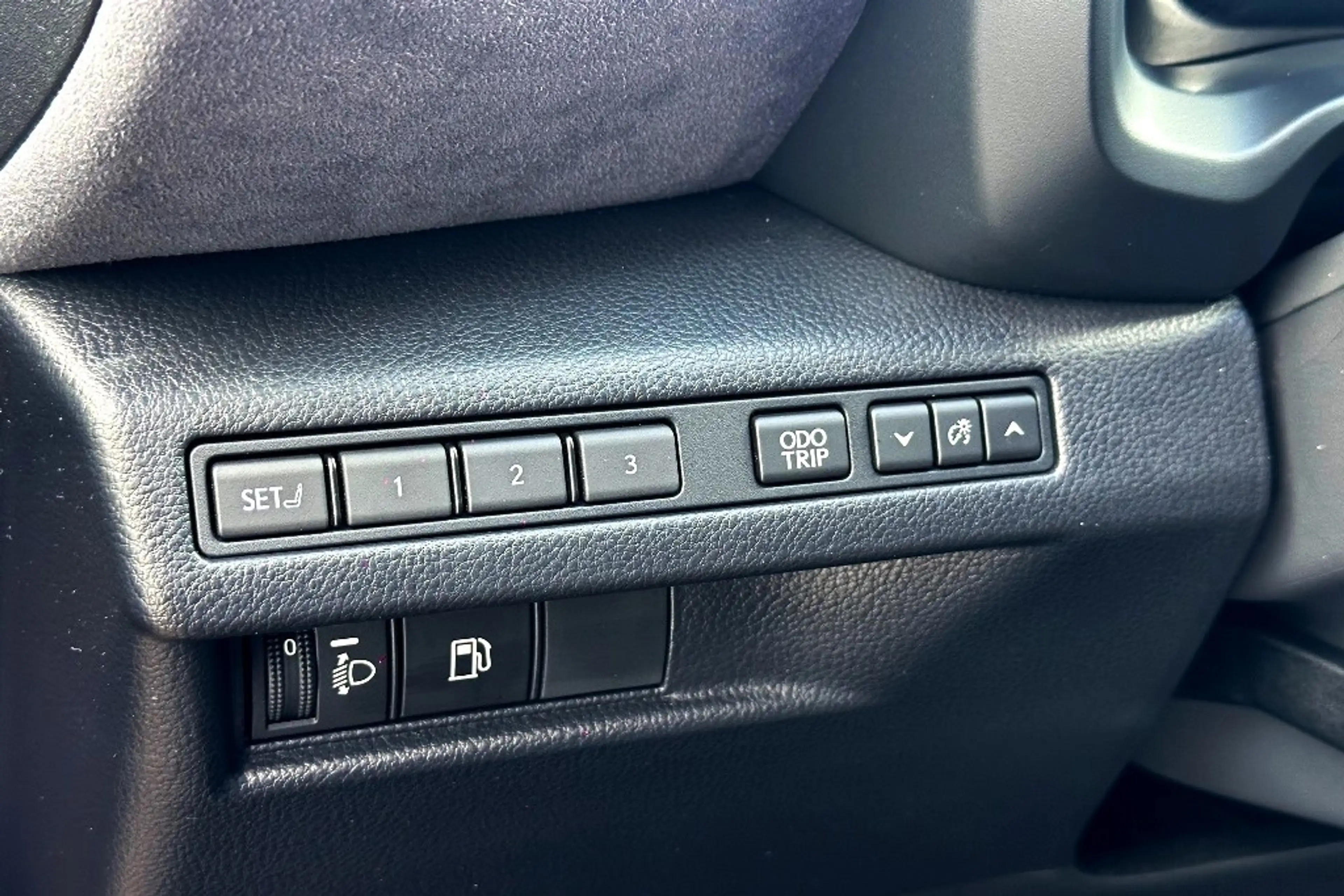 Lexus LBX Cool 2WD Two-Tone — photo 28