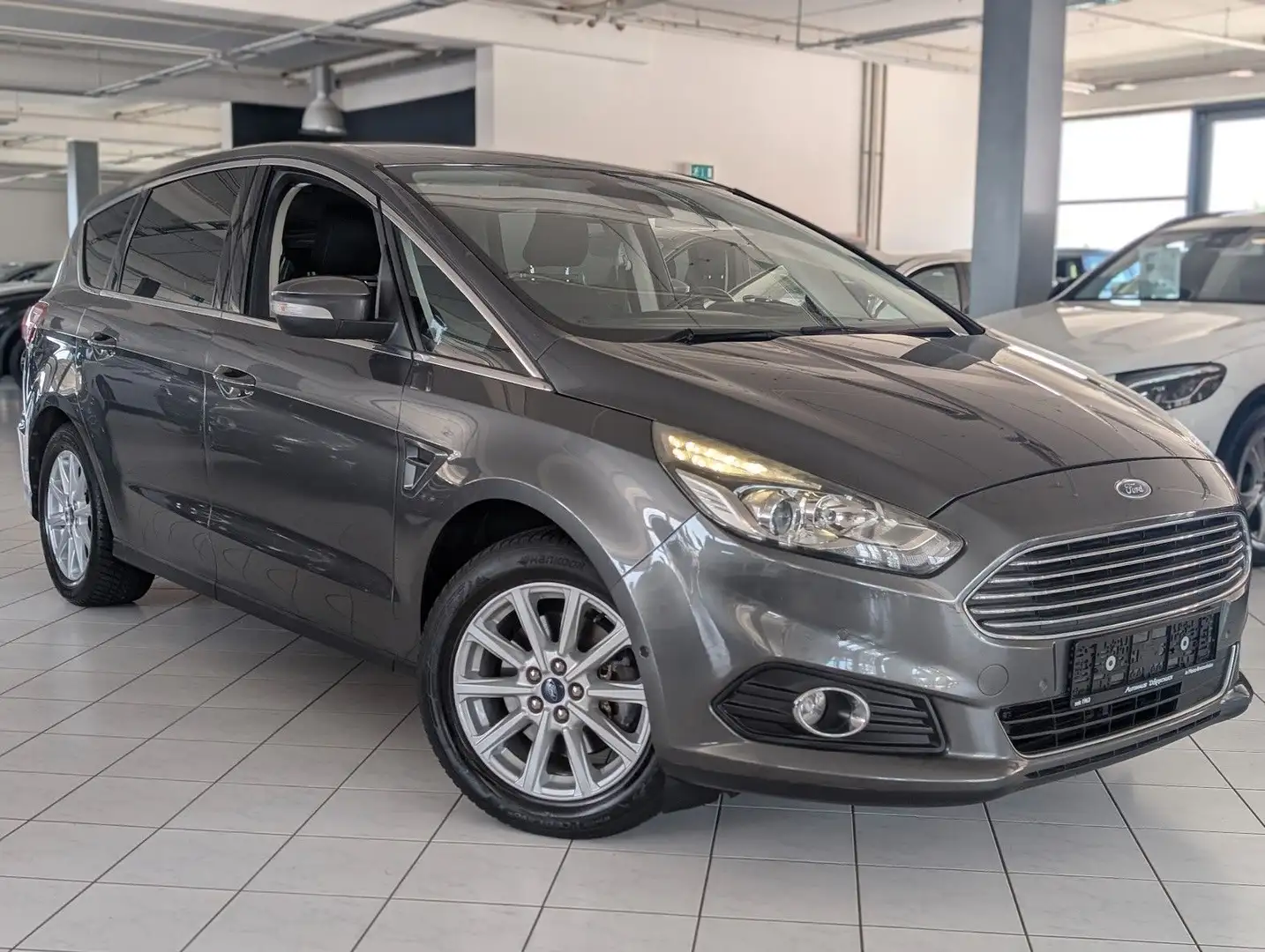 Ford S-Max S-MAX 1.5 Titanium 7 Sitzer. 1 Hand. AHK. BT Gris - 2