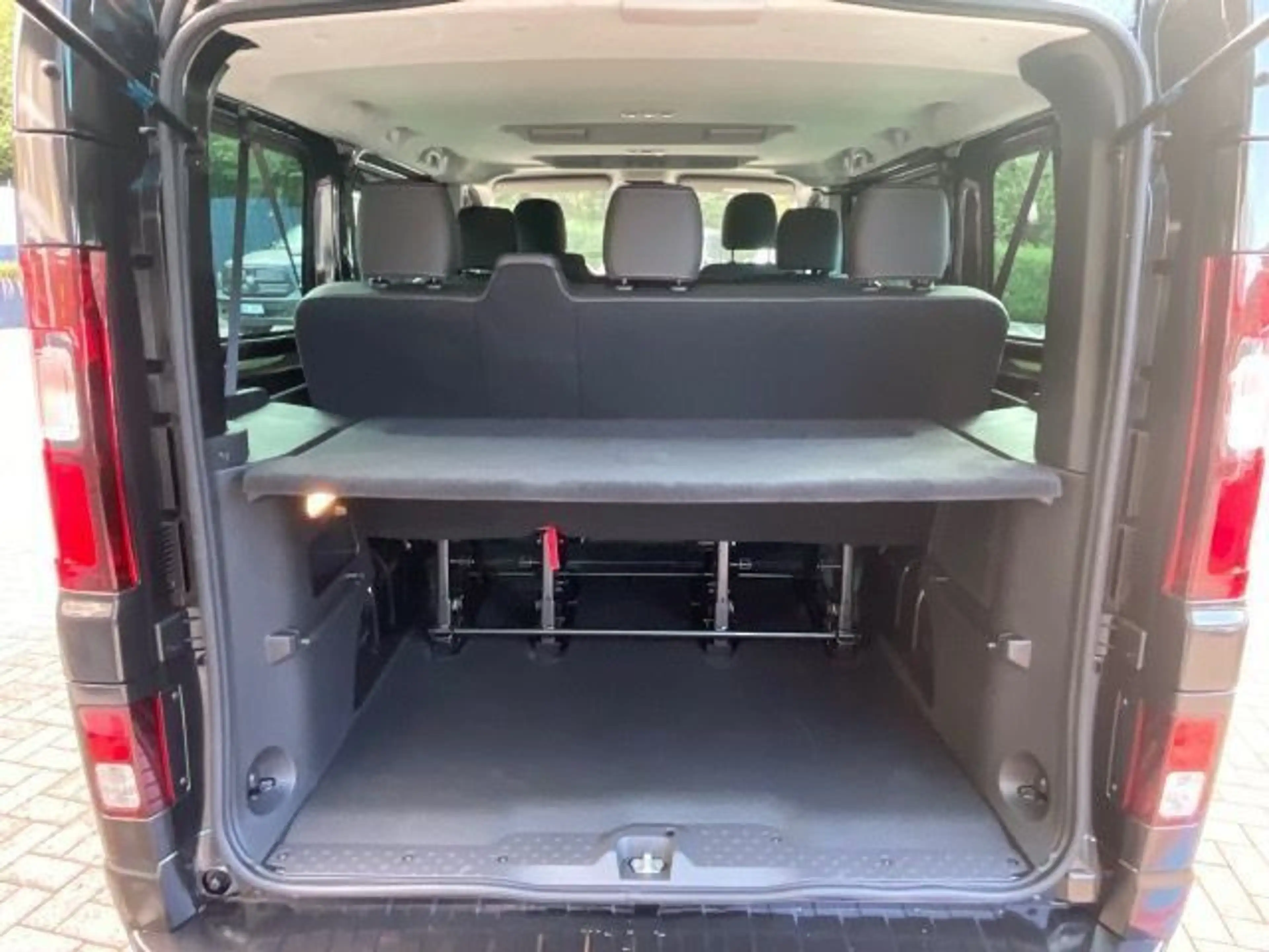 Nissan Primastar Kombi 170PS AT L1H1 2,8T Tekna HK BES+ — photo 12