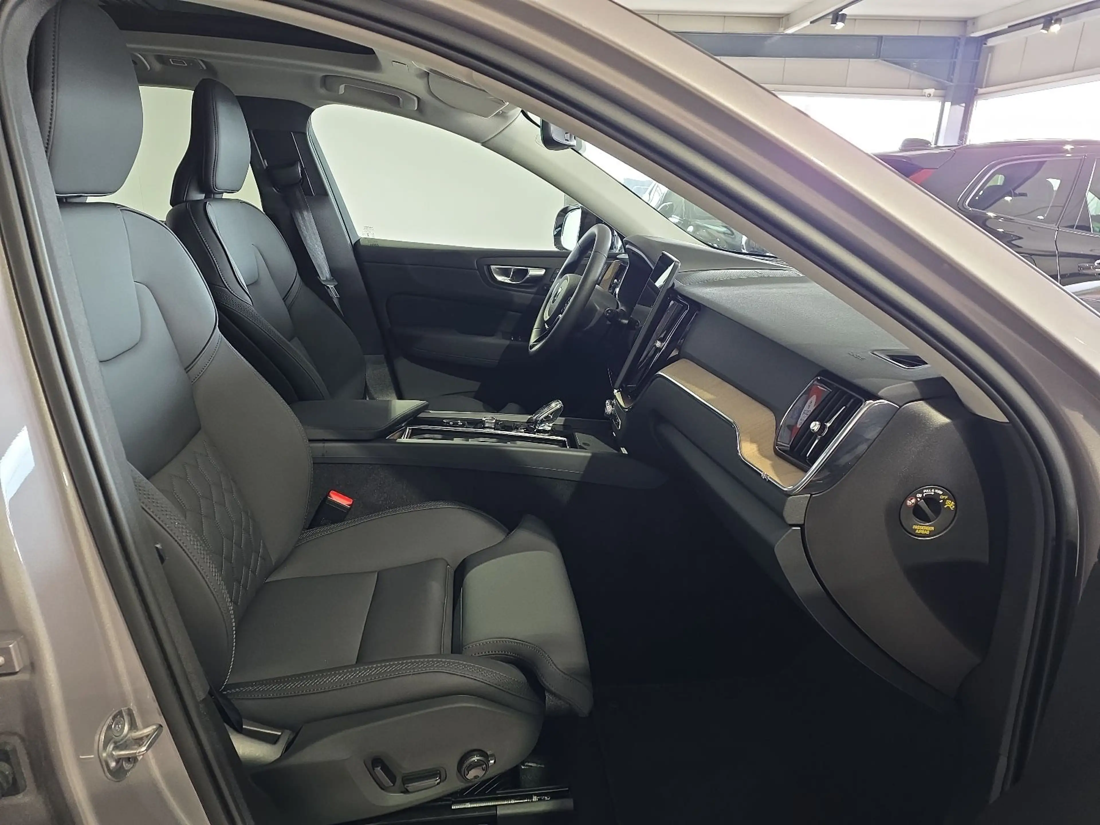 Volvo XC60 T6 Plus Dark Recharge AWD Lagom HeadUp 360° — photo 11