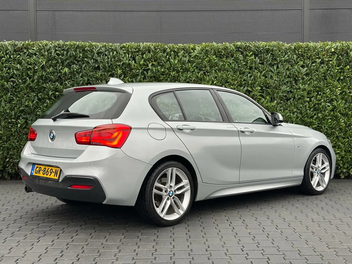 BMW 118 1-serie 118i M-SPORT FACELIFT NL AUTO, LED, NAP, F Grijs - 2
