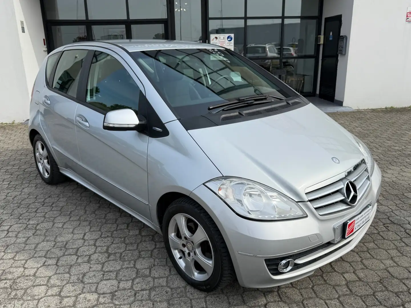 Mercedes-Benz A 180 A 180 BlueEFFICIENCY Avantgarde Grijs - 2