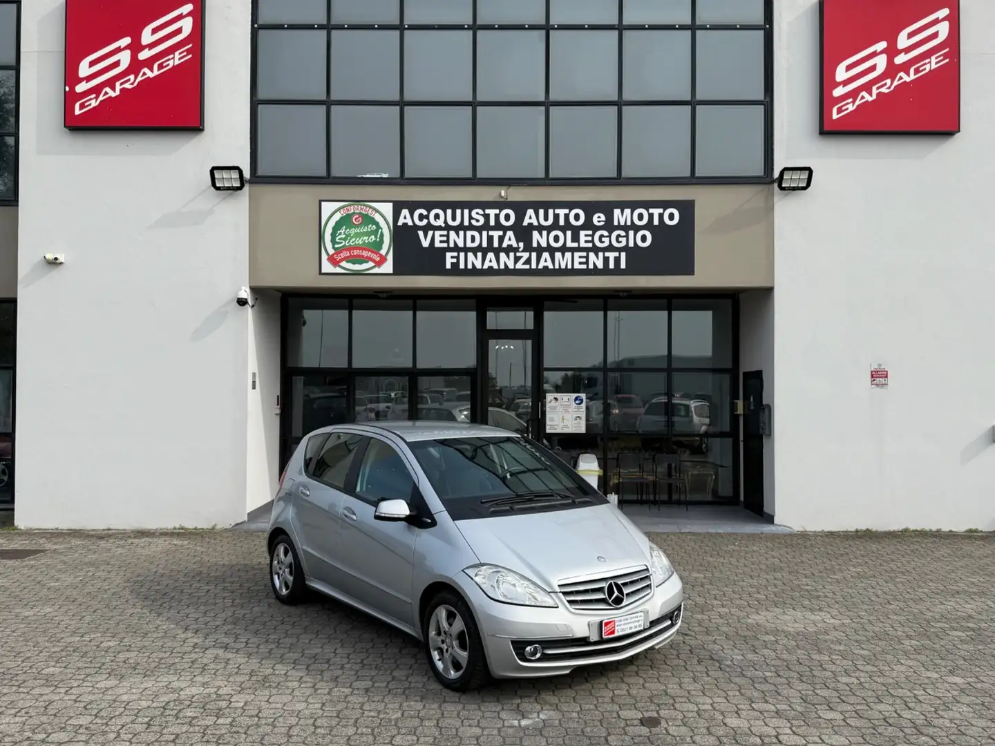 Mercedes-Benz A 180 A 180 BlueEFFICIENCY Avantgarde Grijs - 1