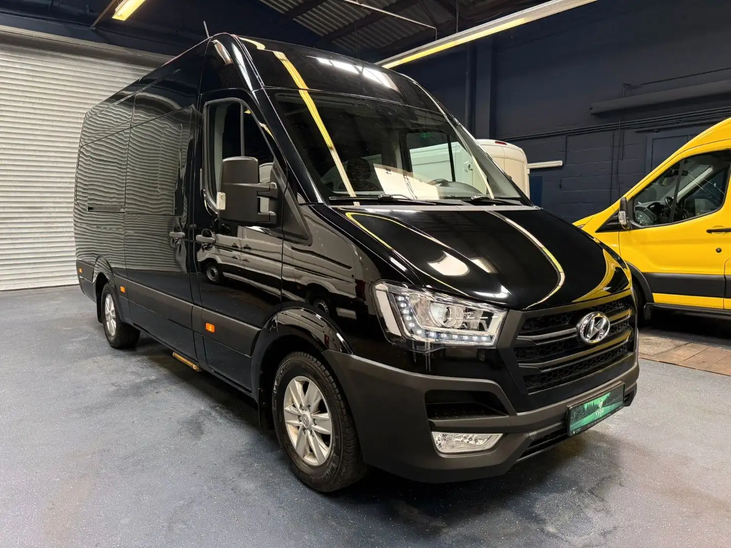 Hyundai H 350 REISEBUS 9 SITZE KÜCHE KLIMA R-CAM TEMPOMAT Weiß - 1