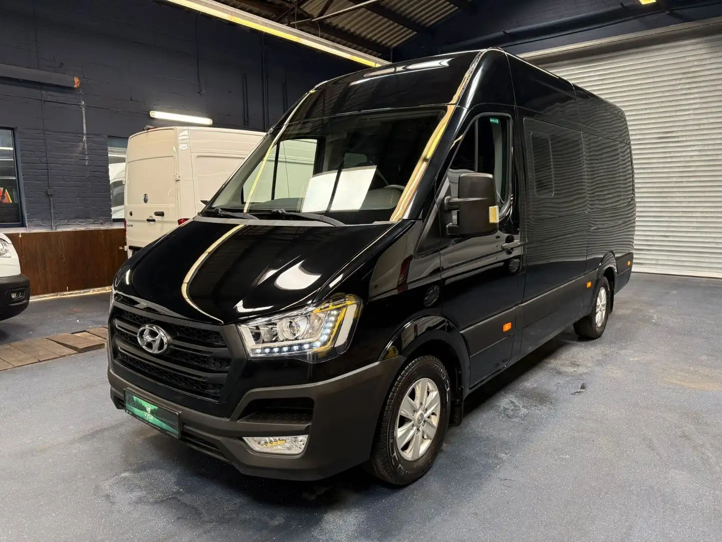 Hyundai H 350 REISEBUS 9 SITZE KÜCHE KLIMA R-CAM TEMPOMAT Weiß - 2
