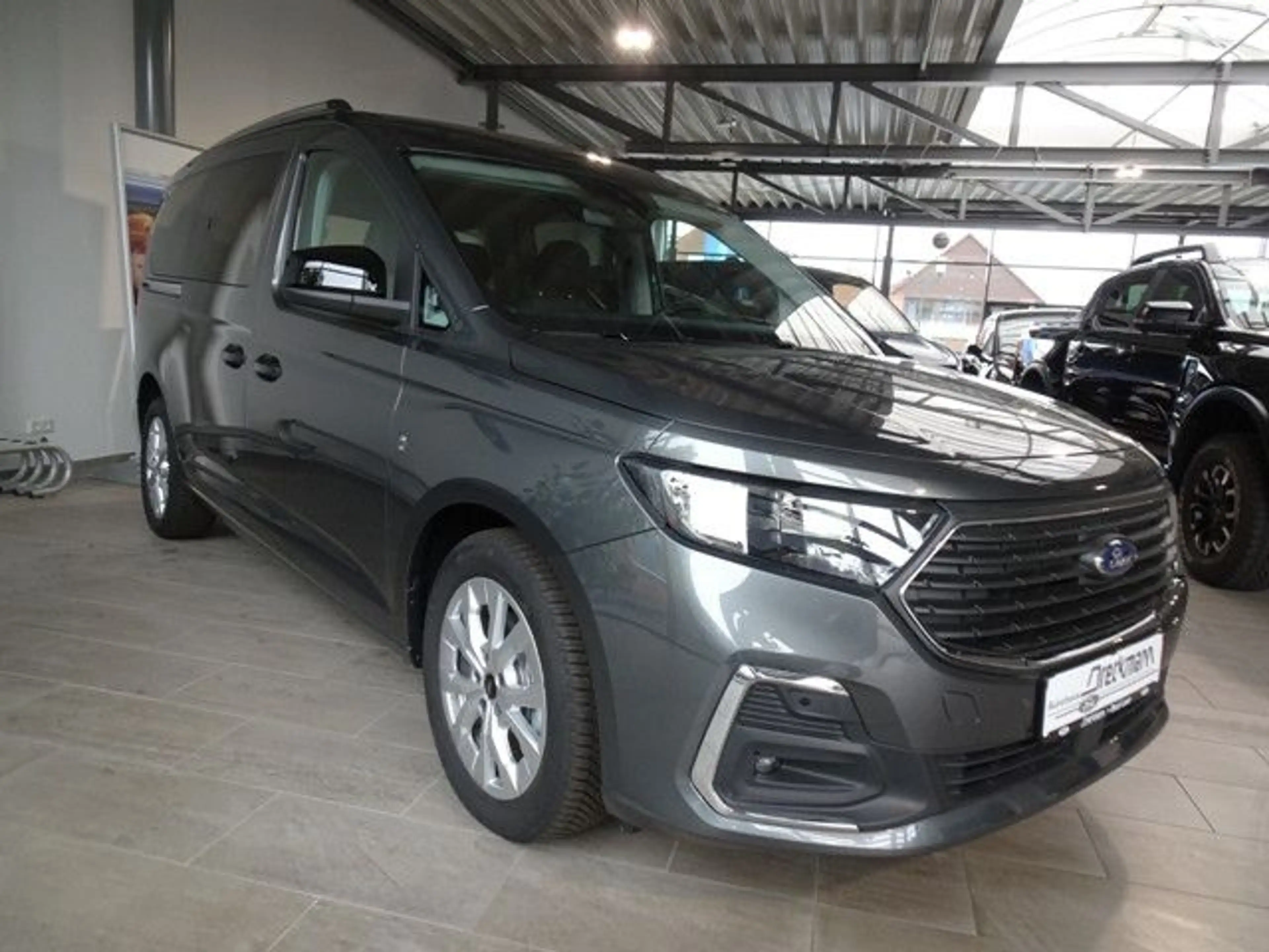 Ford Grand Tourneo Connect Titanium — photo 3