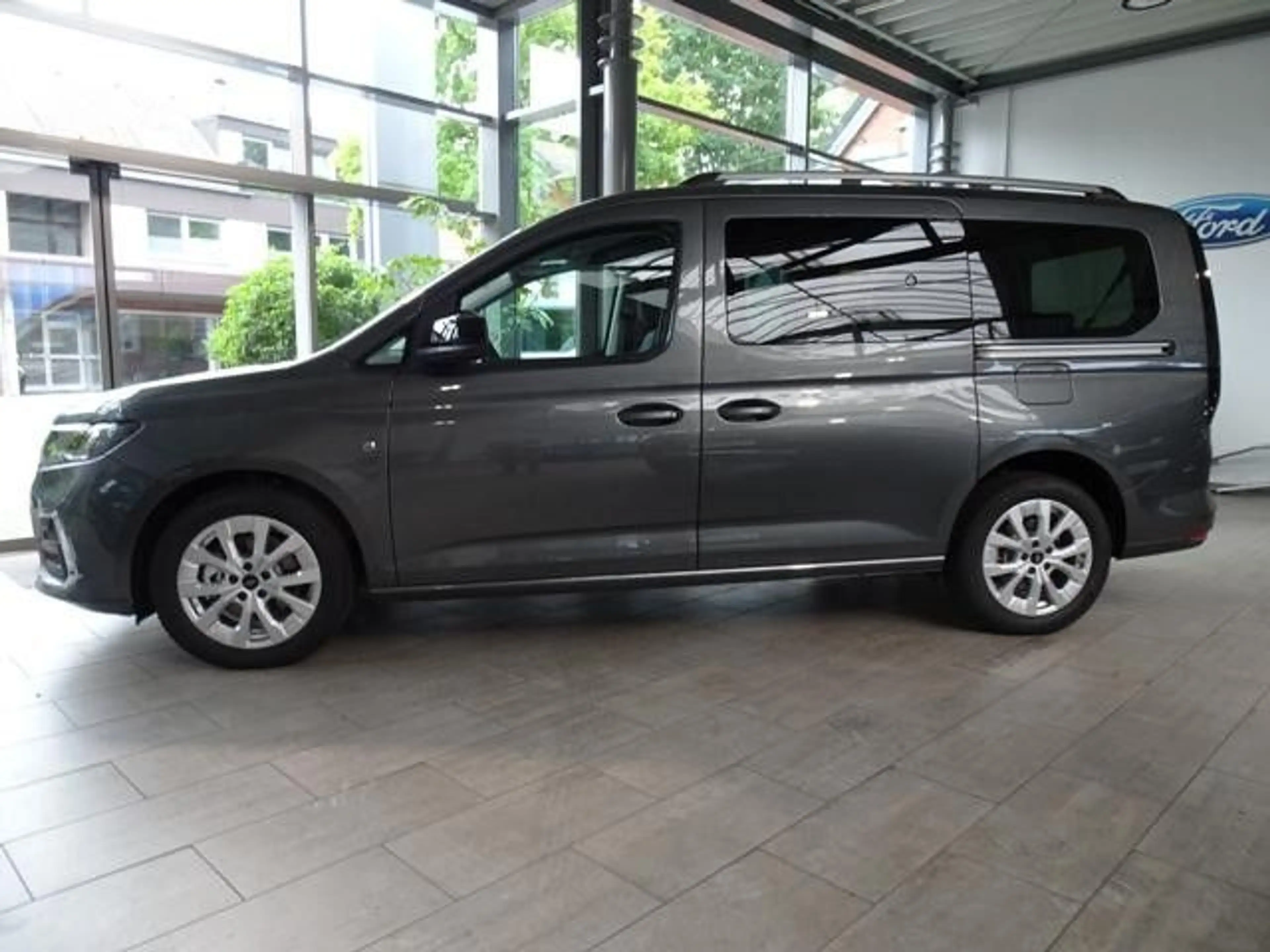 Ford Grand Tourneo Connect Titanium — photo 7