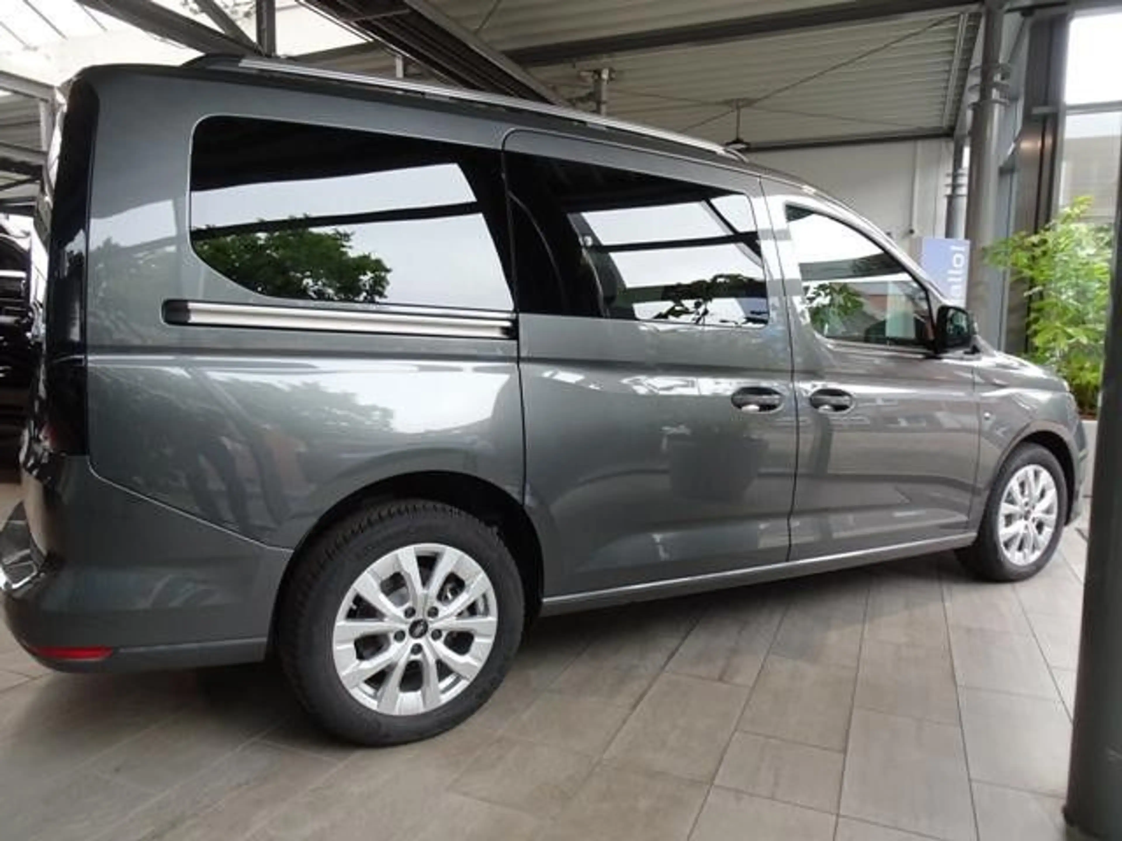 Ford Grand Tourneo Connect Titanium — photo 8