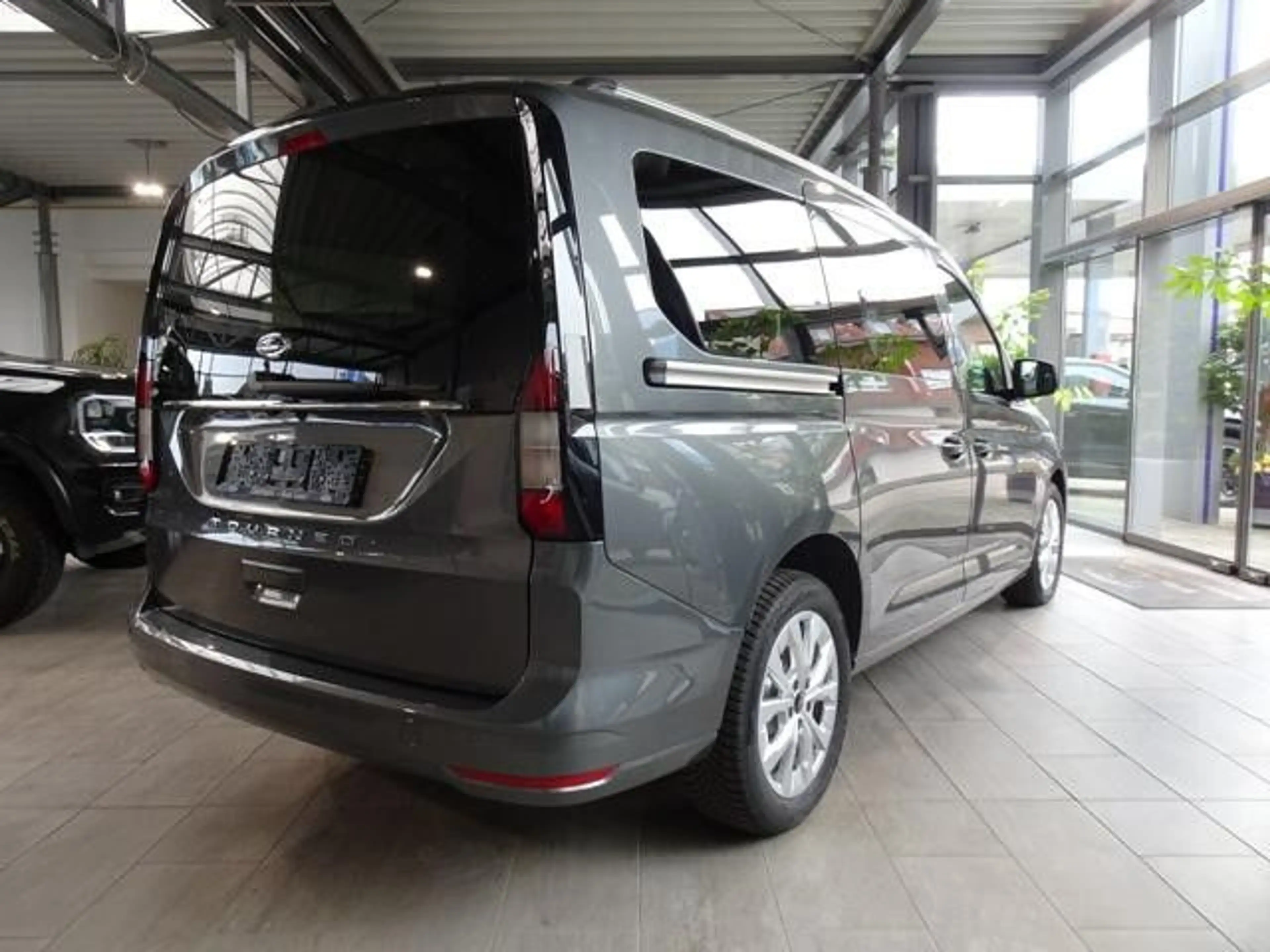 Ford Grand Tourneo Connect Titanium — photo 4