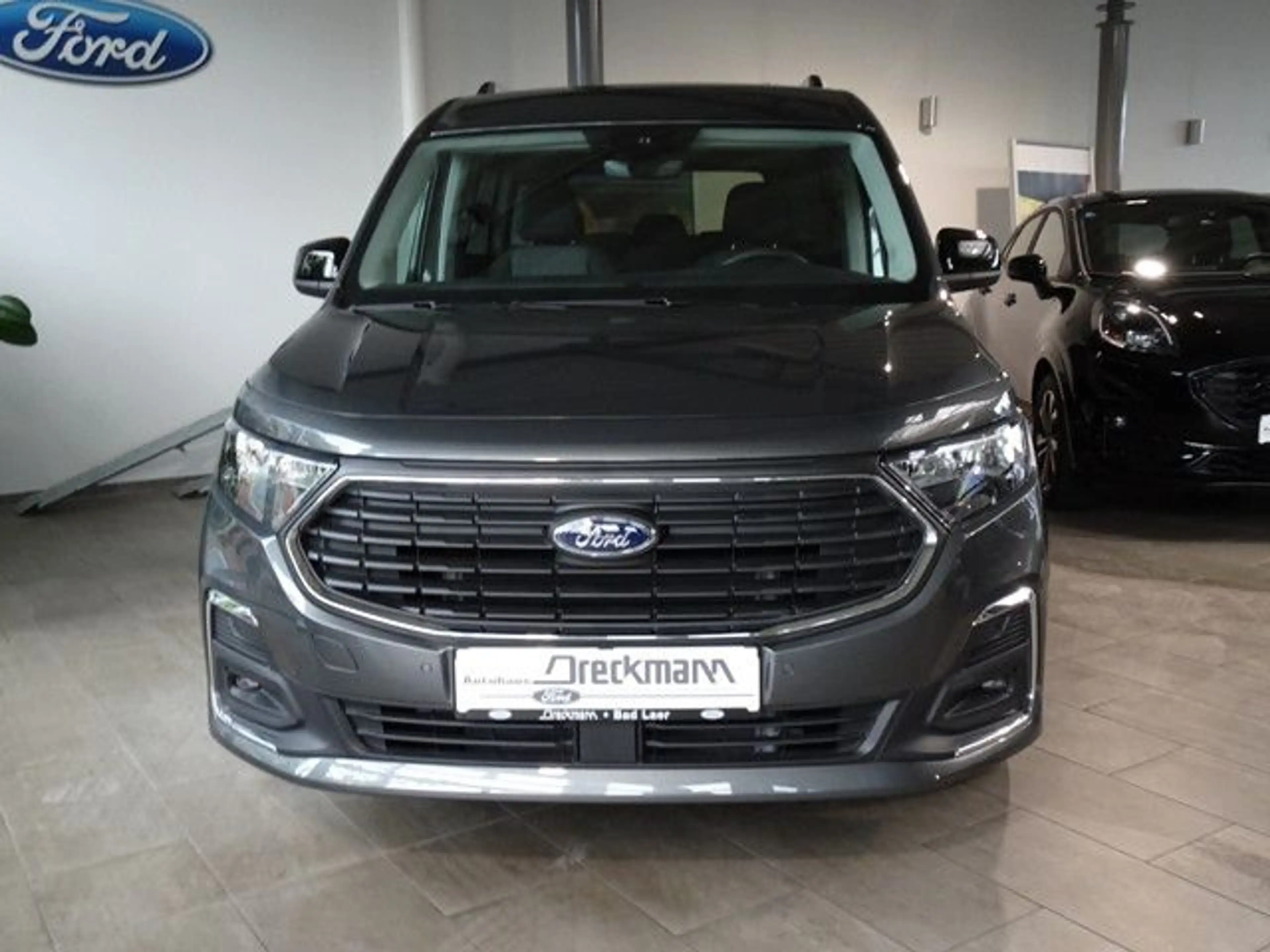 Ford Grand Tourneo Connect Titanium — photo 2