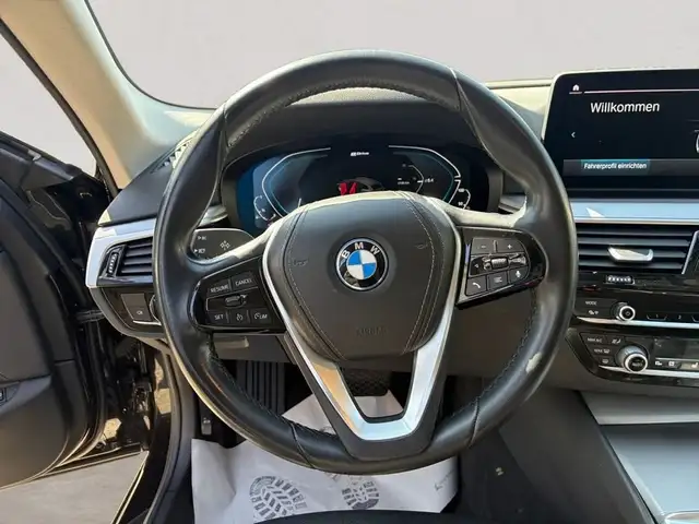 BMW 5 Series view 14