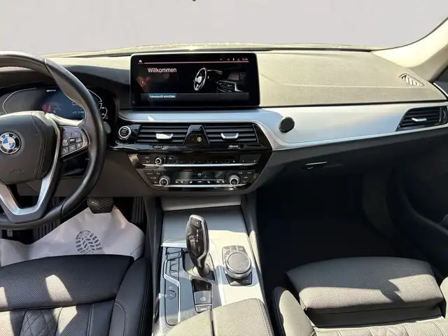 BMW 5 Series view 11