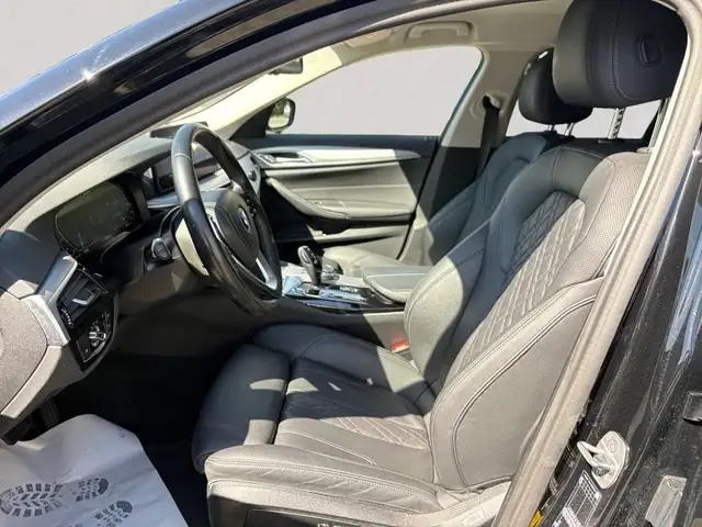 BMW 5 Series view 10