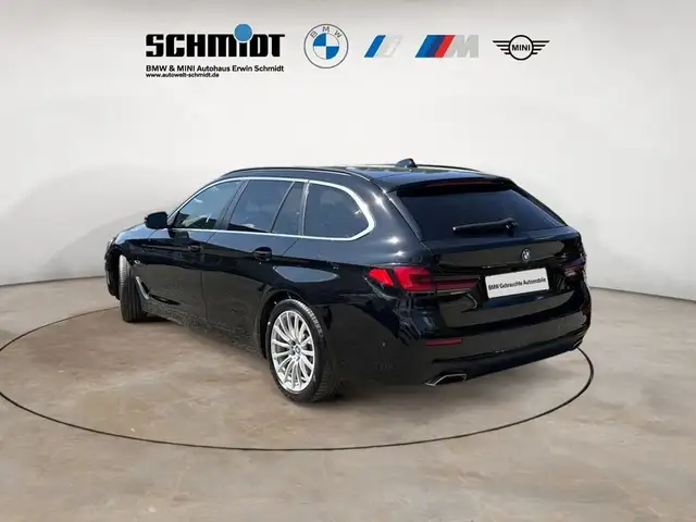 BMW 5 Series view 4
