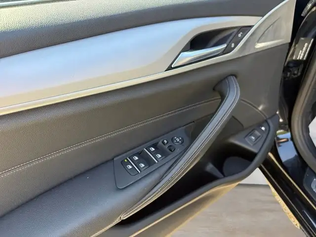 BMW 5 Series view 9