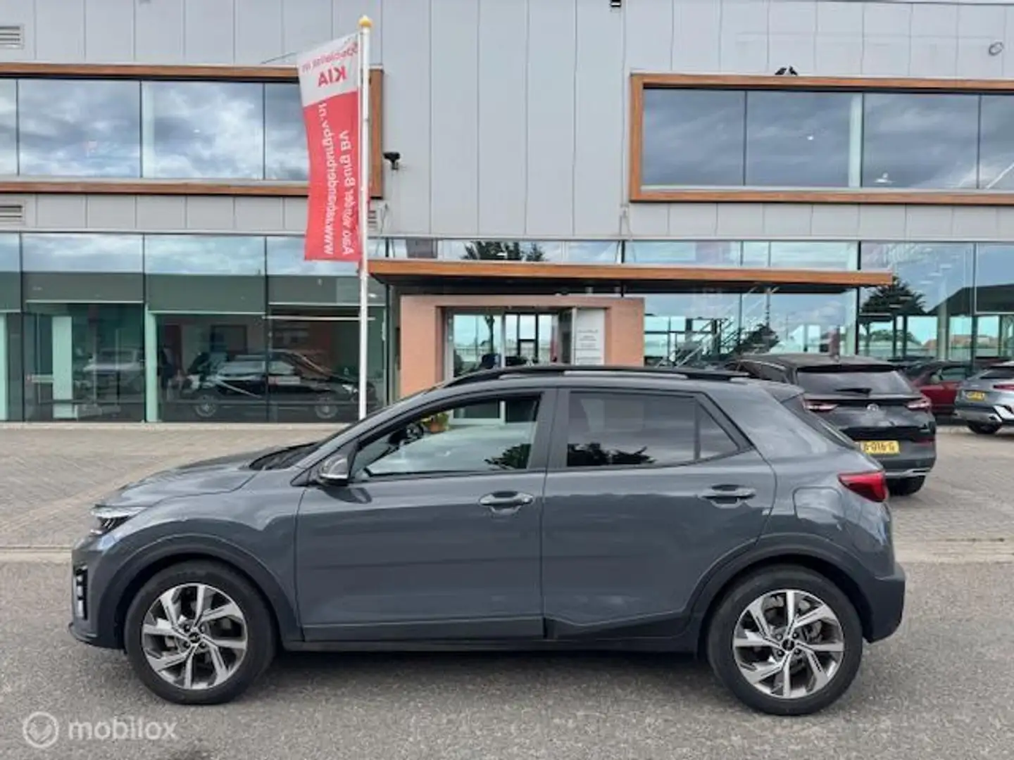 Kia Stonic 1.0T 120pk MHEV GT-Line Dark Edition Automaat , Do Grijs - 2