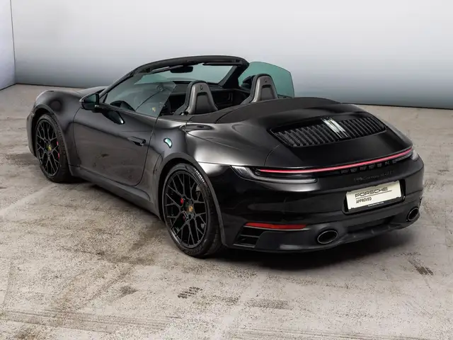 Porsche 911 view 4