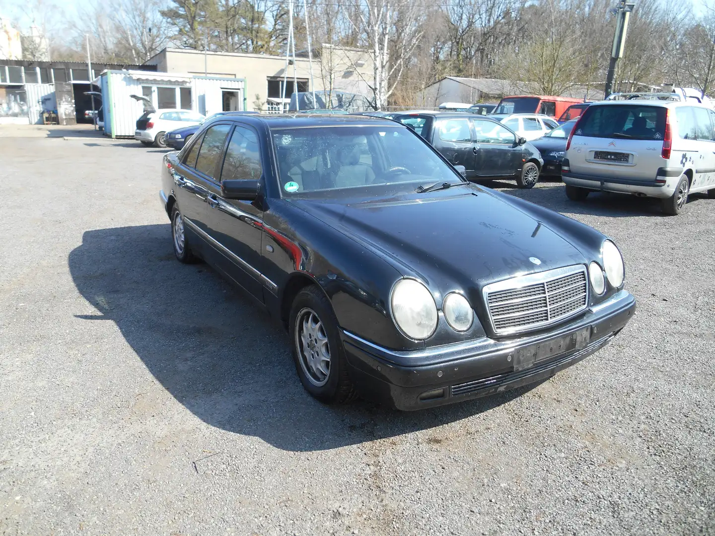 Mercedes-Benz E 230 Avantgarde crna - 2