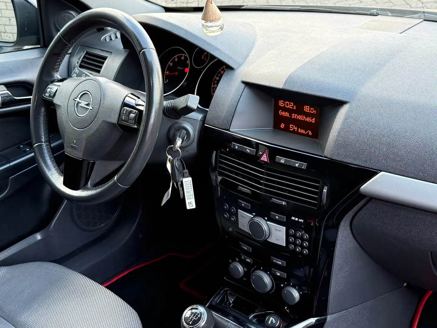 Opel Astra GTC 1.6 Color Edition Airco Pdc Nieuwe Apk Zwart - 2