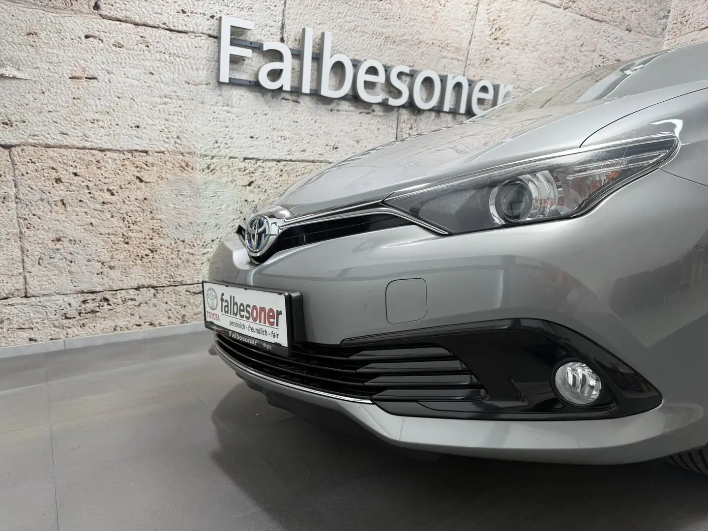 Toyota Auris Touring Sports 1,8 VVT Edition 45 Grau - 2