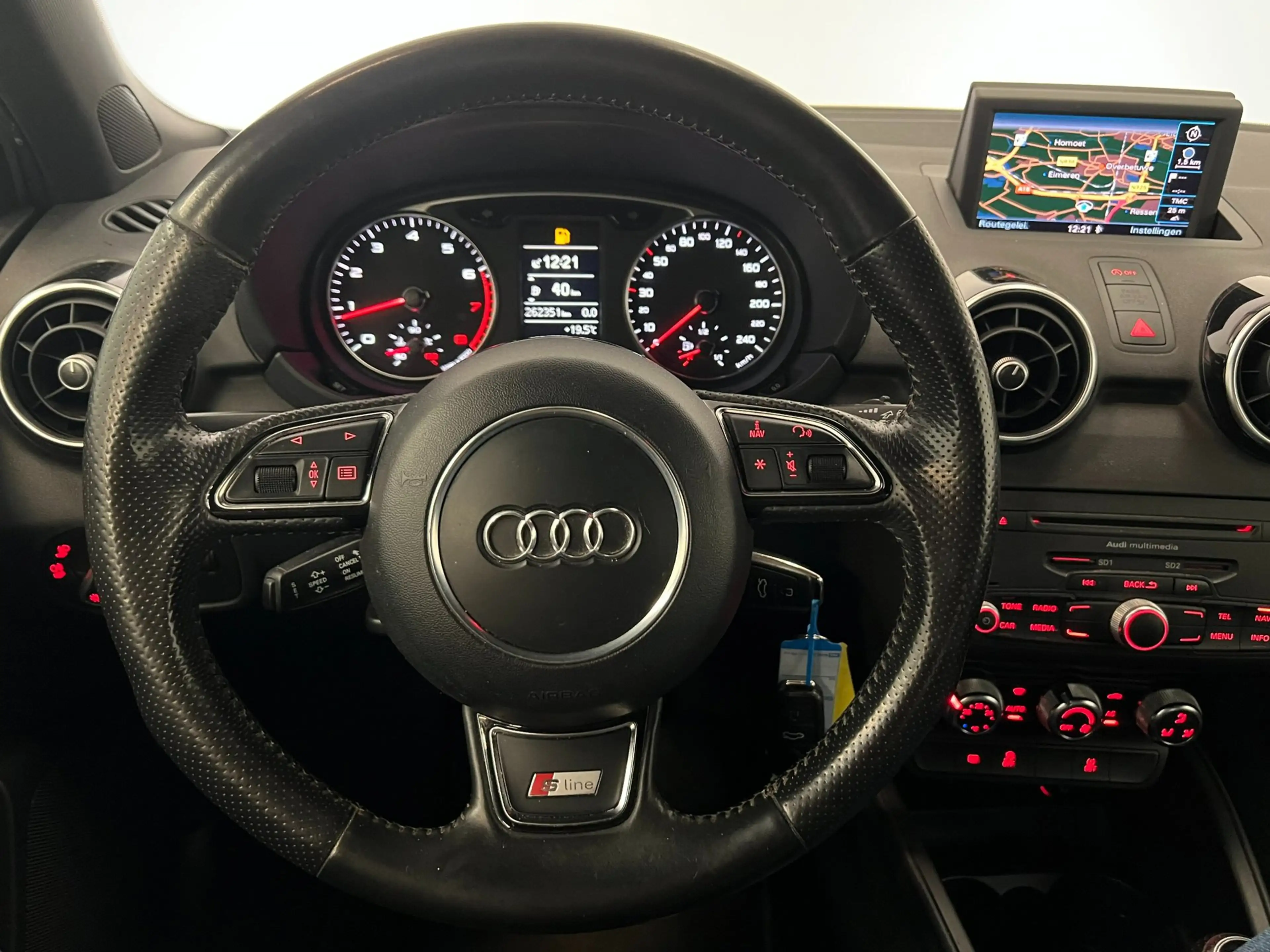 Audi A1 1.2 TFSI / S Line / NL-auto / Xenon / Navi / Clima — photo 10
