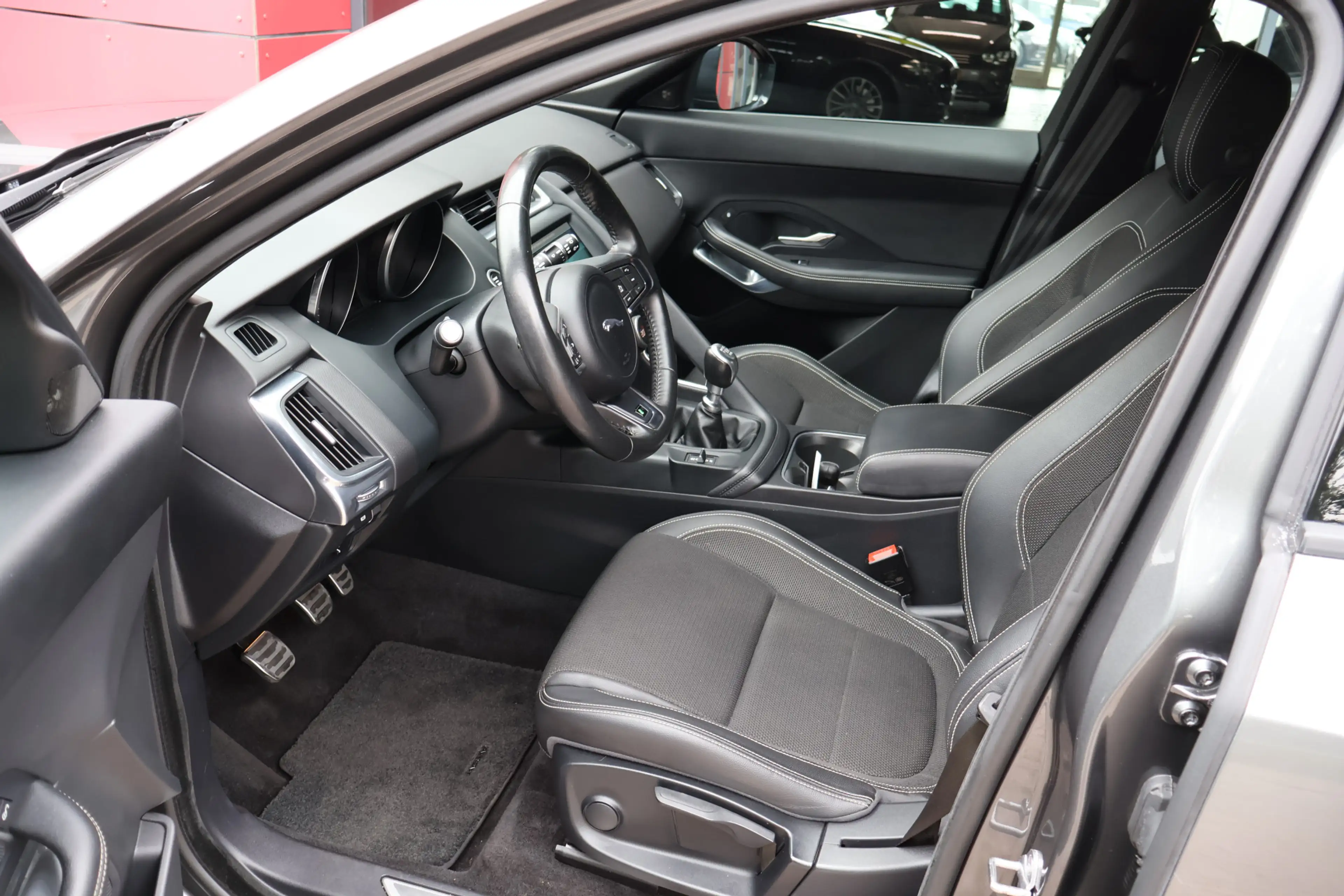 Jaguar E-Pace 2.0 D150 R-Dynamic | Origineel NL | Dealer Onderho — photo 8