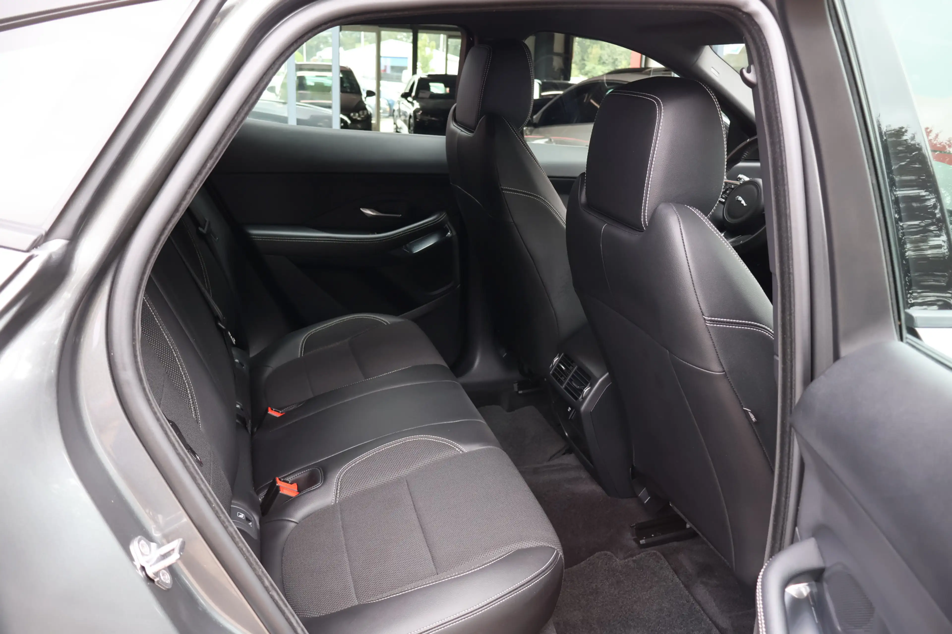 Jaguar E-Pace 2.0 D150 R-Dynamic | Origineel NL | Dealer Onderho — photo 22