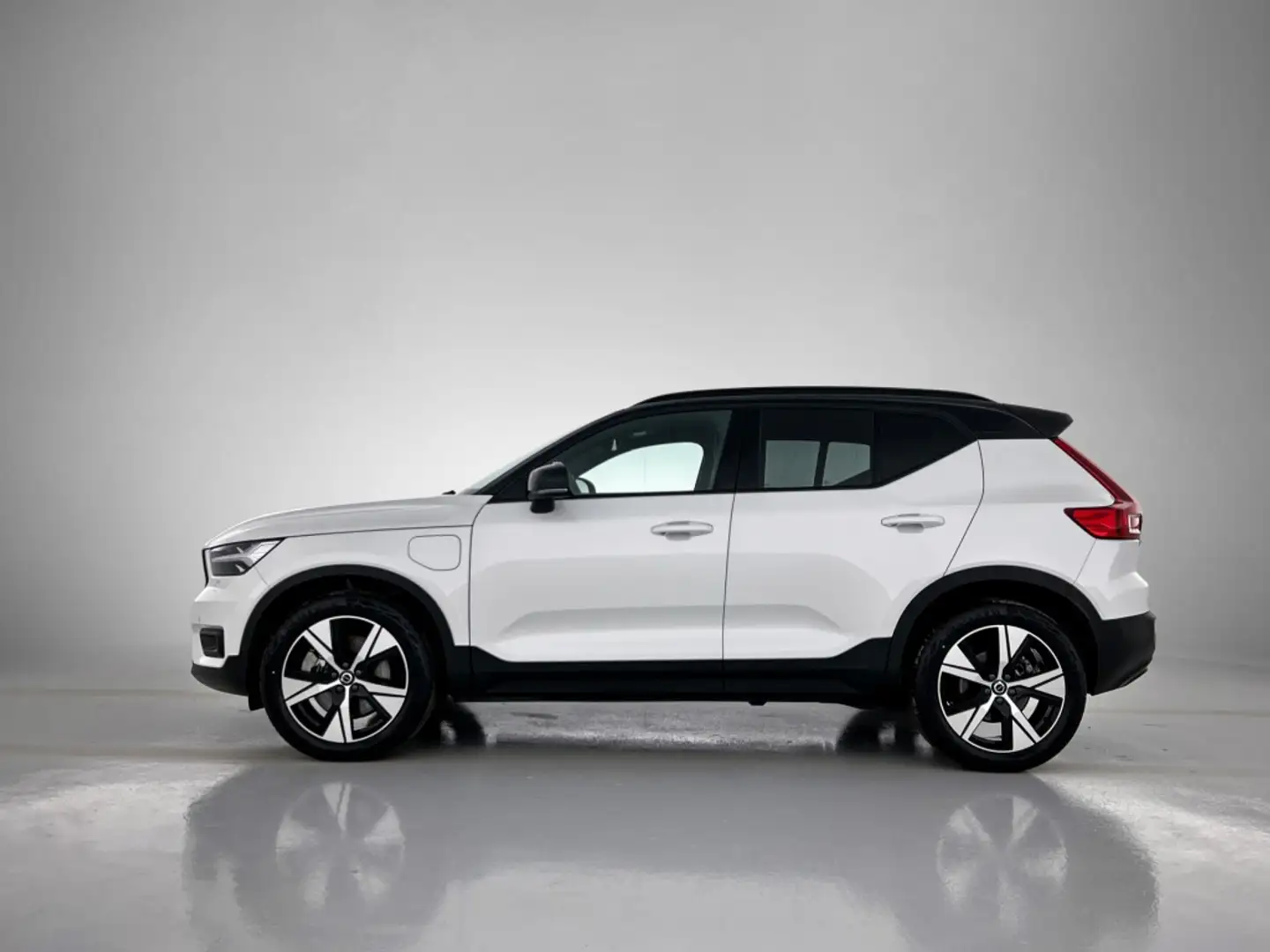 Volvo XC40 1.5 T4 Recharge R-Design Wit - 2