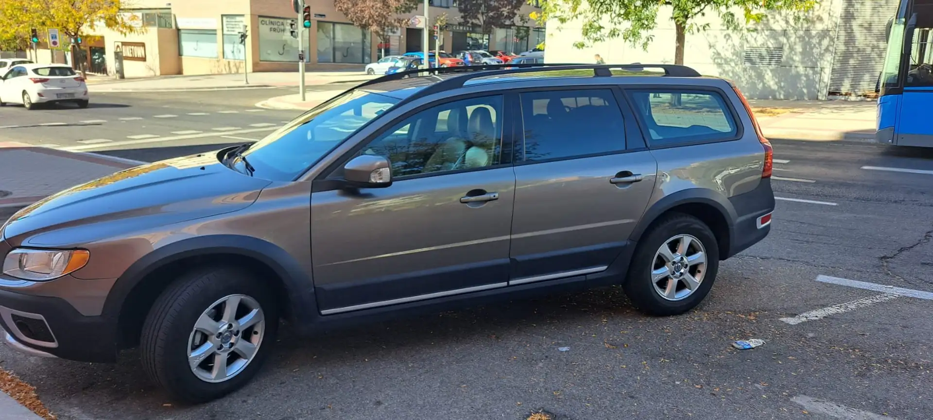 Volvo XC70 XC70 D5 Momentum Geartronic Plateado - 2