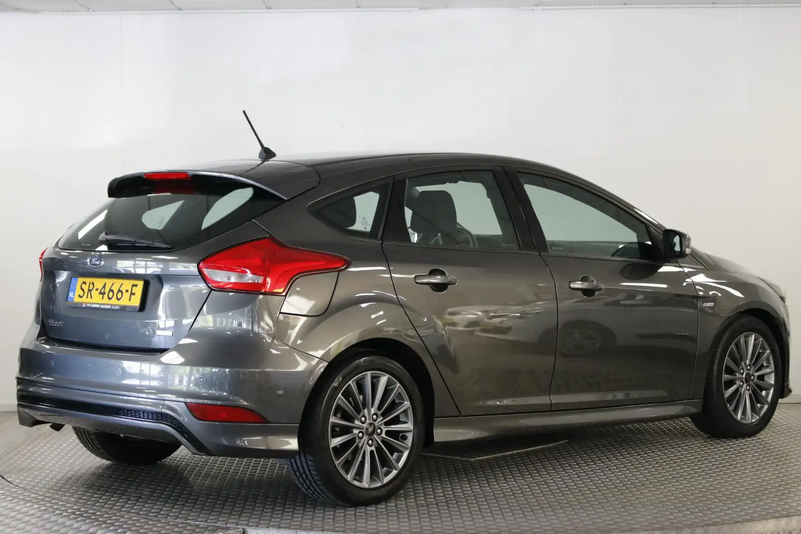 Ford Focus 1.0 Ecoboost ST-Line 125 PK. Airco | Cruise | Carp Grijs - 2