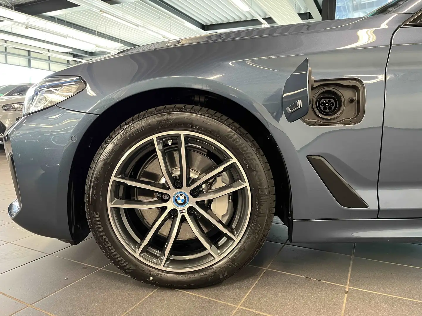 BMW 530 e xDrive Touring M Sport HUD ACC RFK NAVI LM Blau - 2