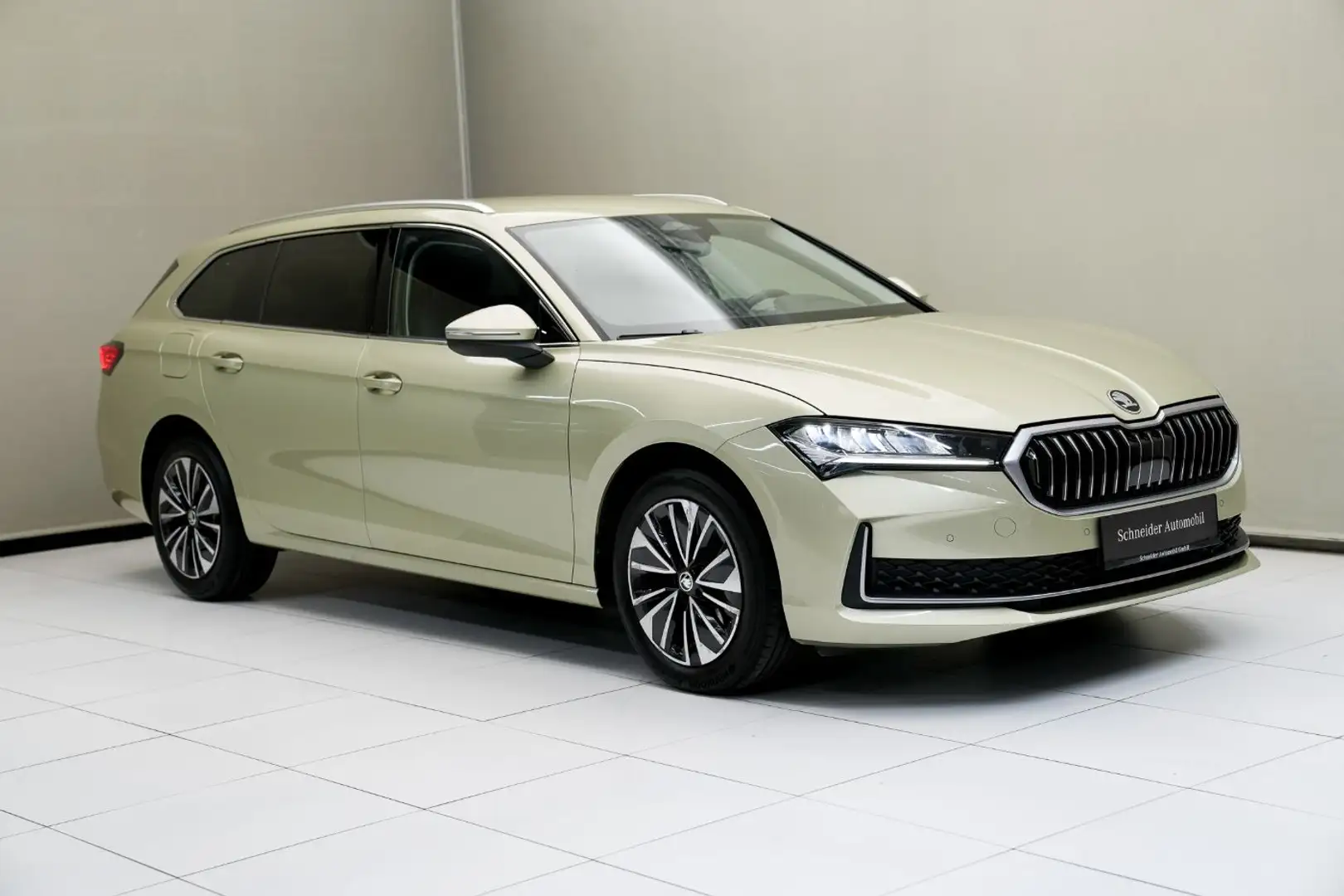 Skoda Superb 1.5 TSI mHEV Selection Massage PDC ACC Grün - 2