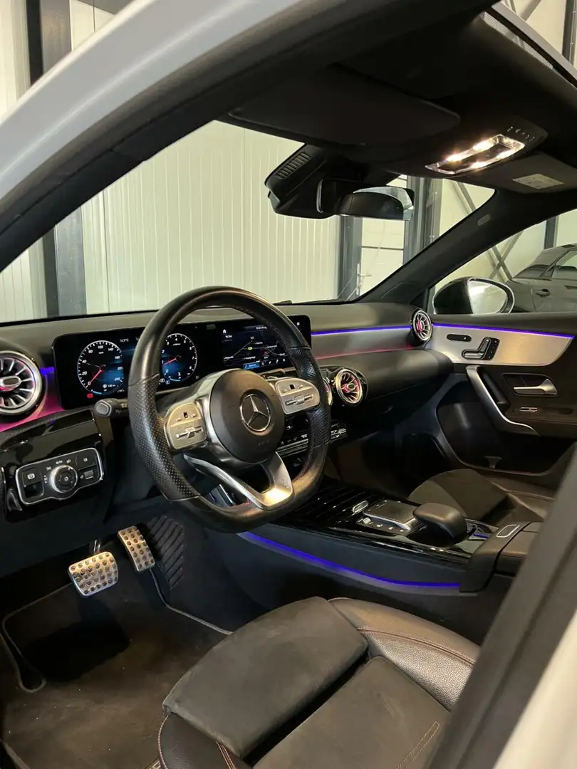 Mercedes-Benz A 180 AMG Pano Sfeer Camera Night pakket Wit - 2