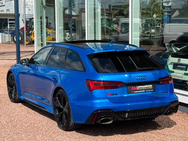 Audi RS6 Avant view 9