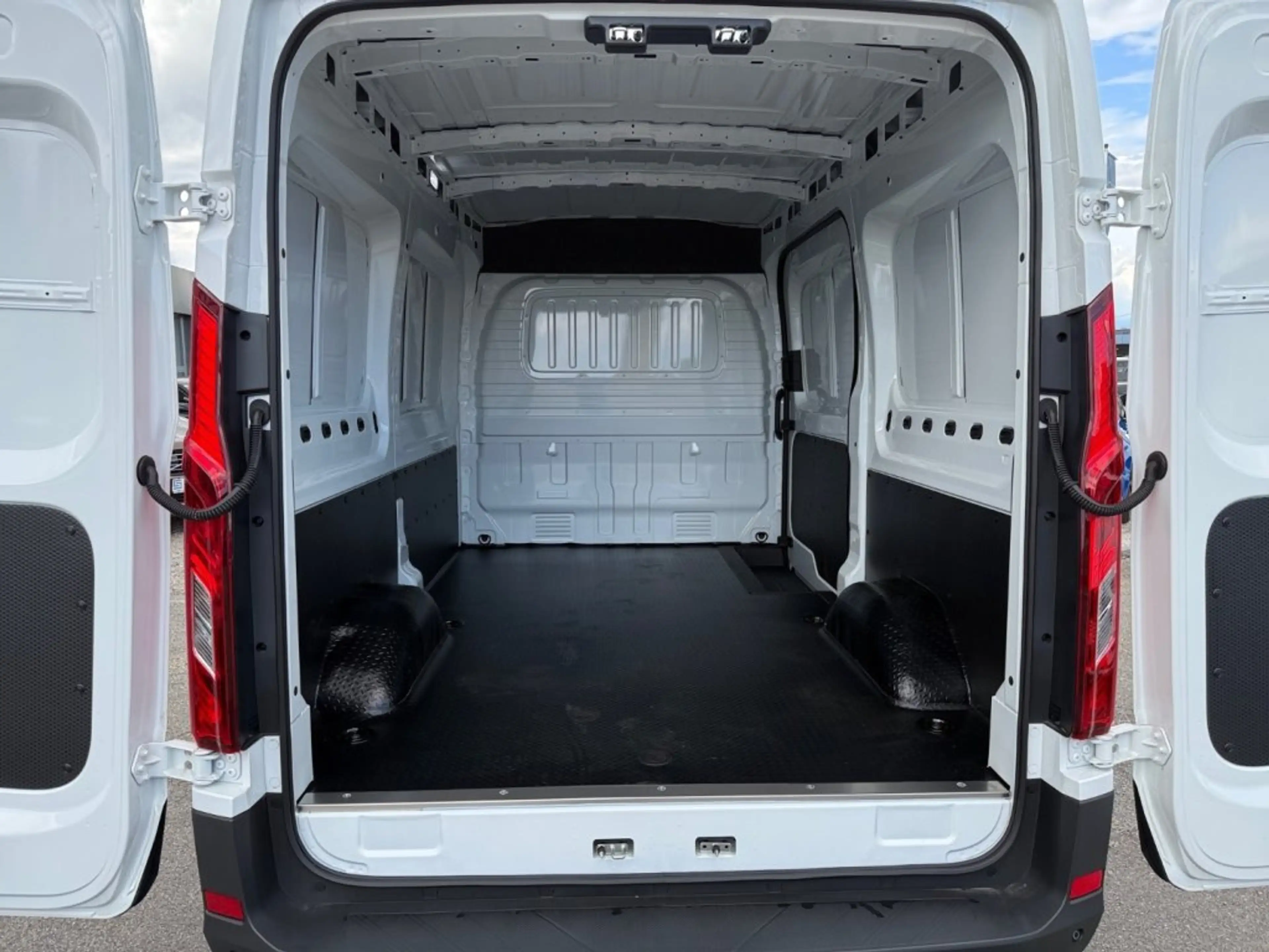 Maxus eDeliver 3 MAXUS eDeliver9 L2H2 72kWh — photo 12