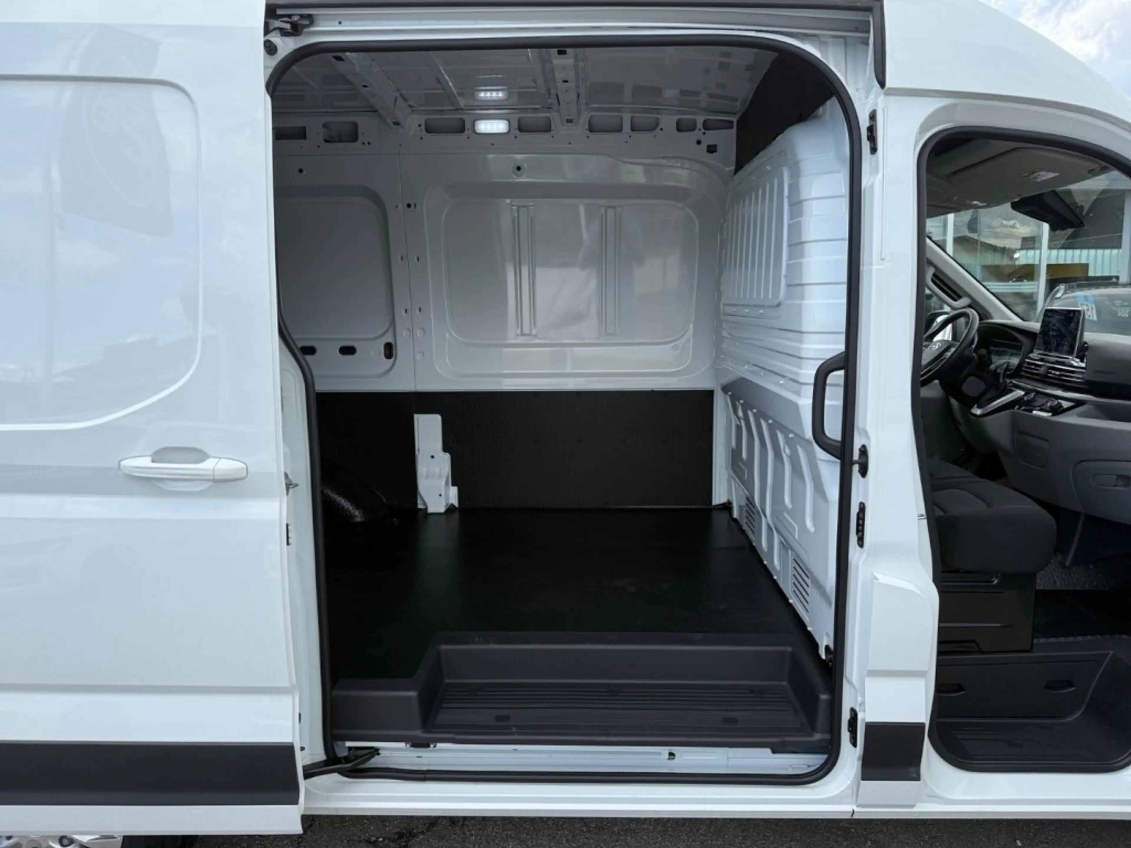 Maxus eDeliver 3 MAXUS eDeliver9 L2H2 72kWh — photo 13