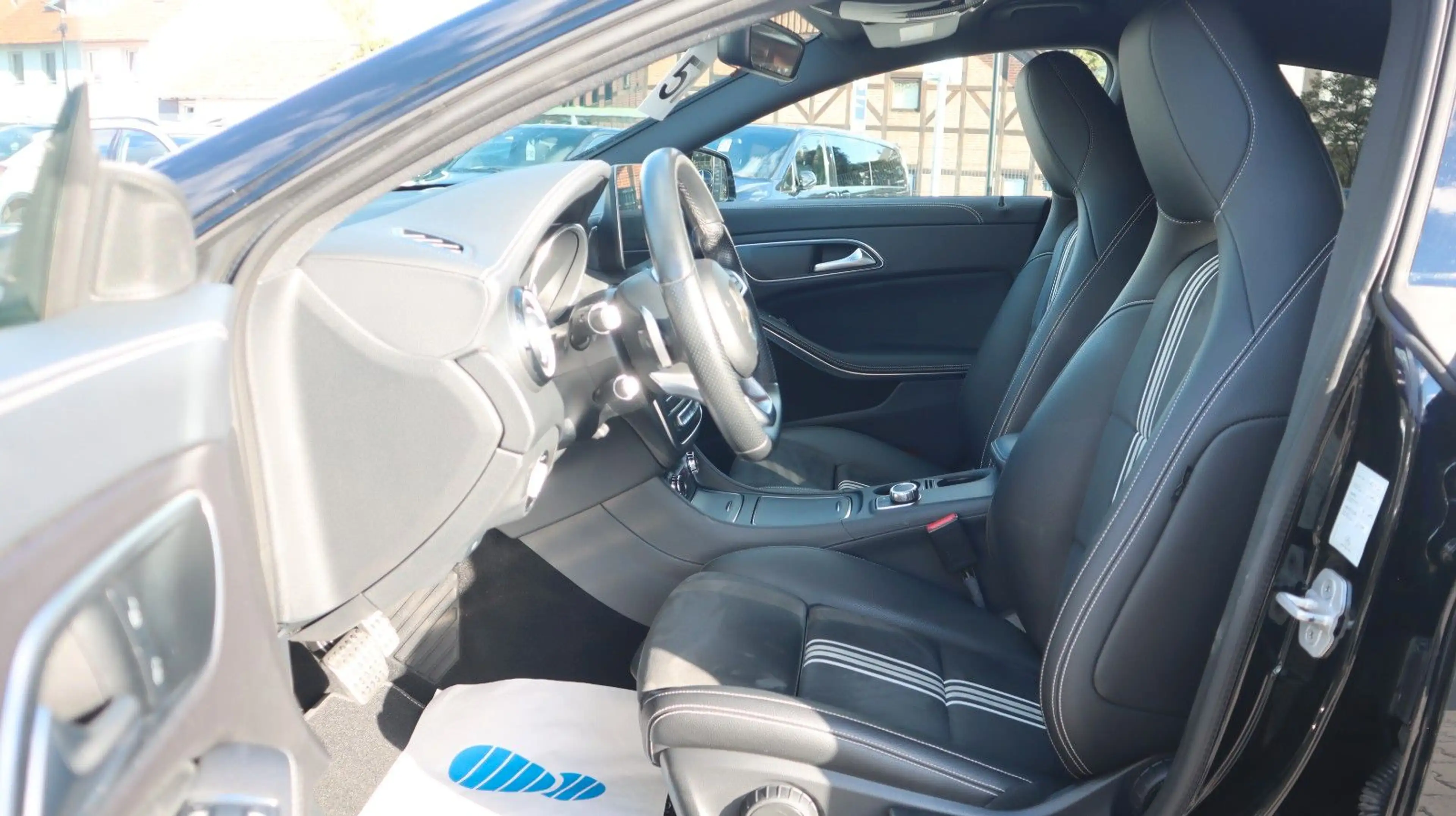 Mercedes-Benz CLA 200 AMG Sport Aut. Navi LED Ambiente PDC — photo 8