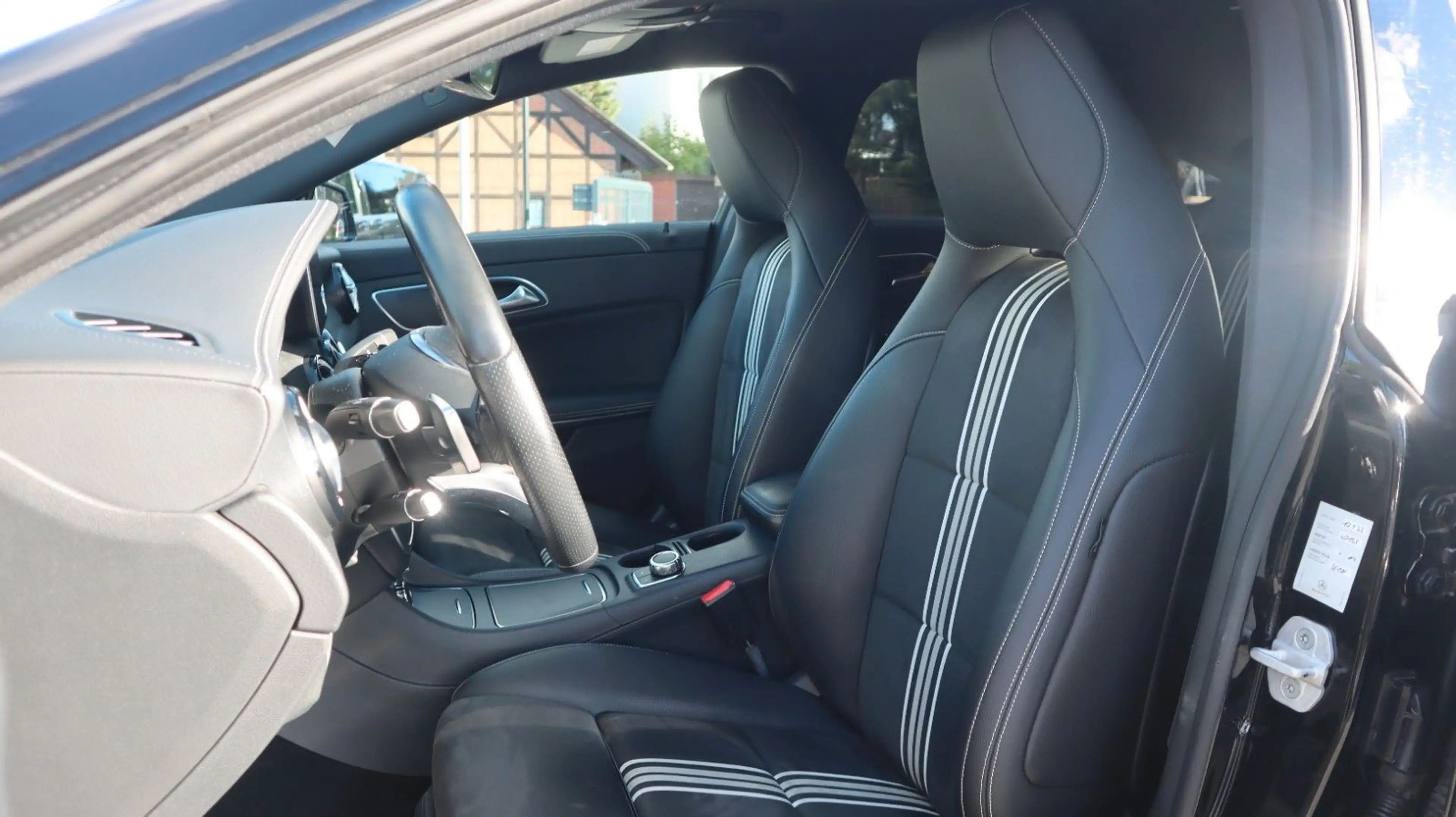 Mercedes-Benz CLA 200 AMG Sport Aut. Navi LED Ambiente PDC — photo 9