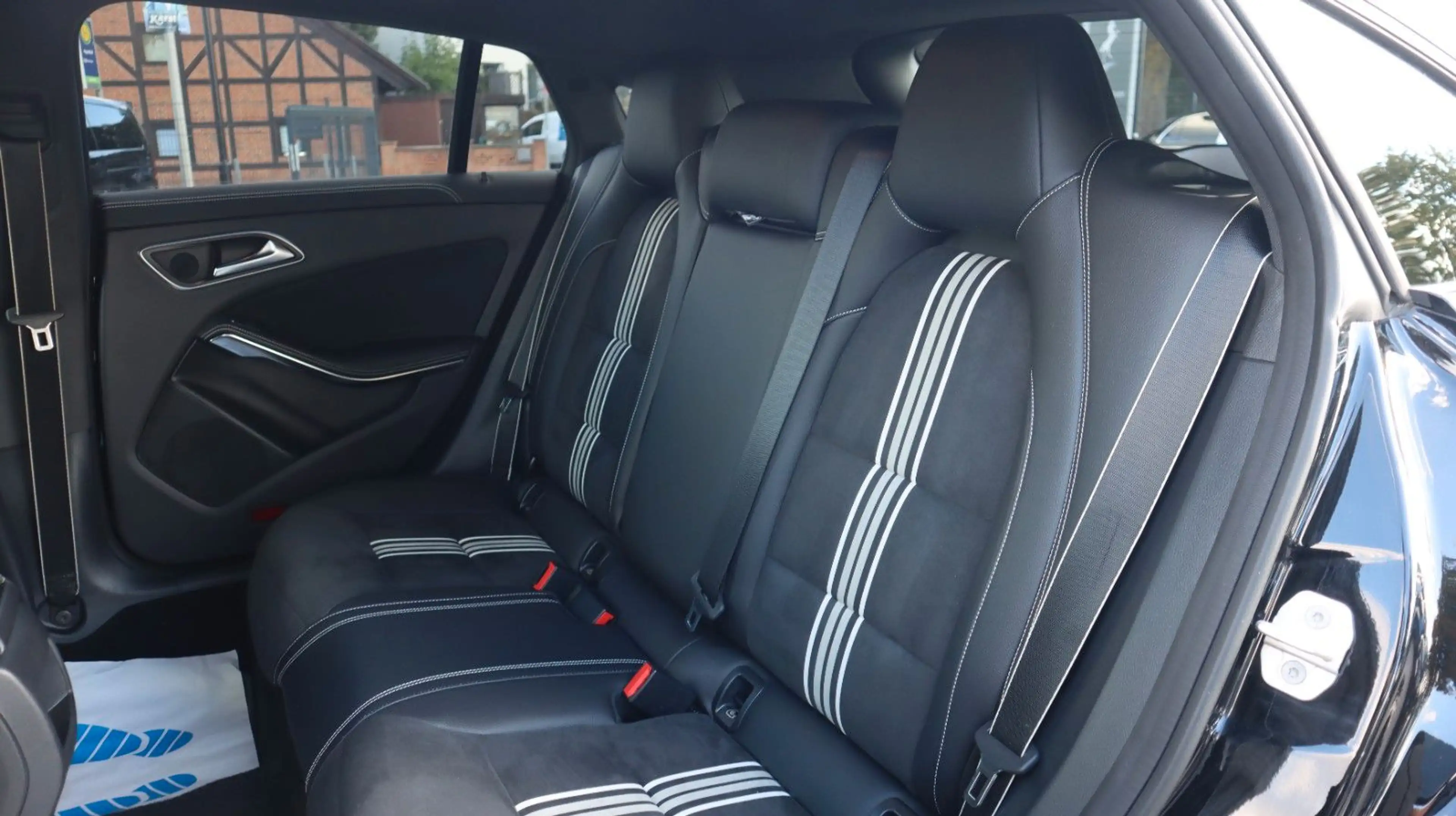 Mercedes-Benz CLA 200 AMG Sport Aut. Navi LED Ambiente PDC — photo 14