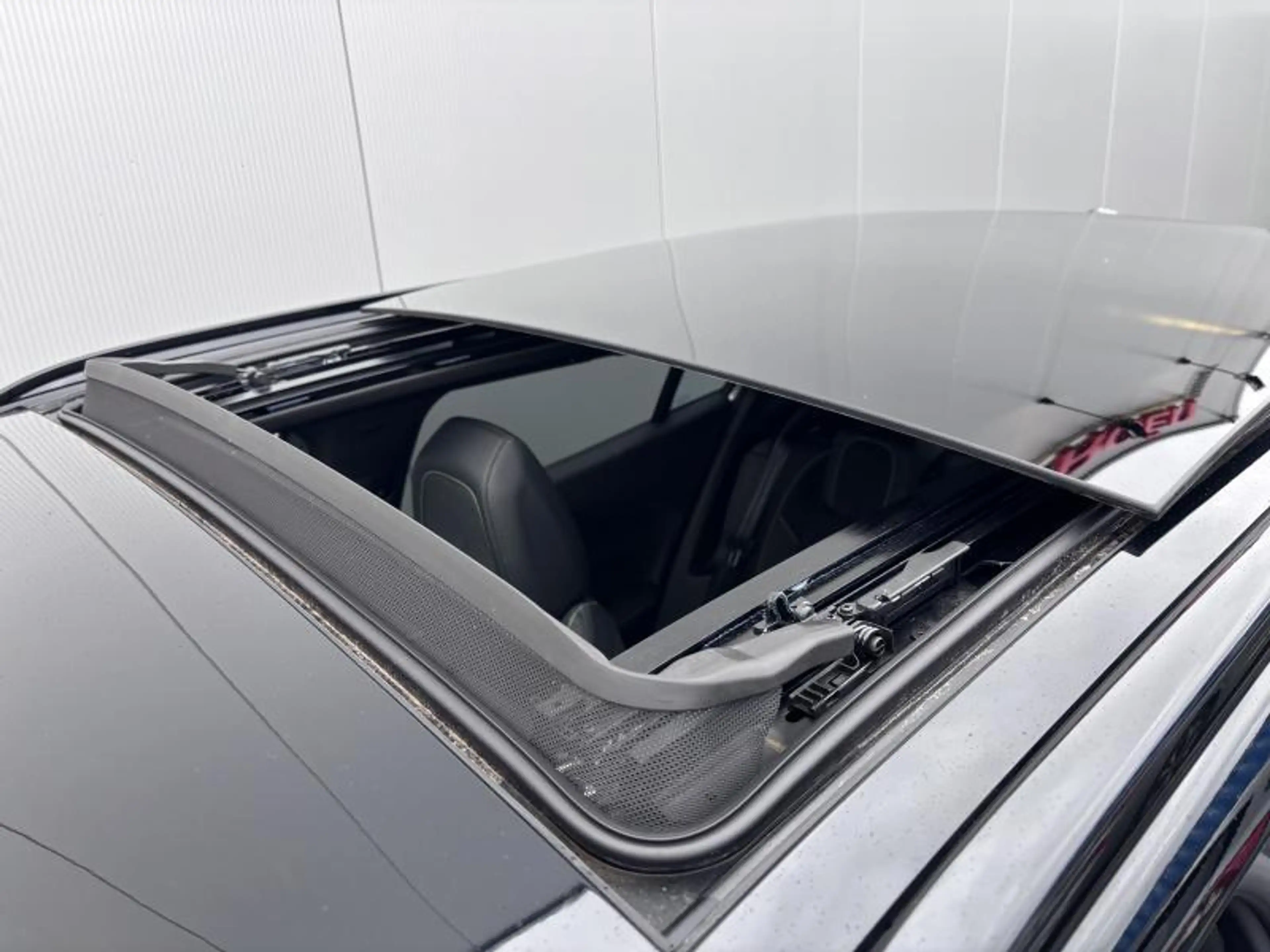 Peugeot e-2008 GT — photo 13