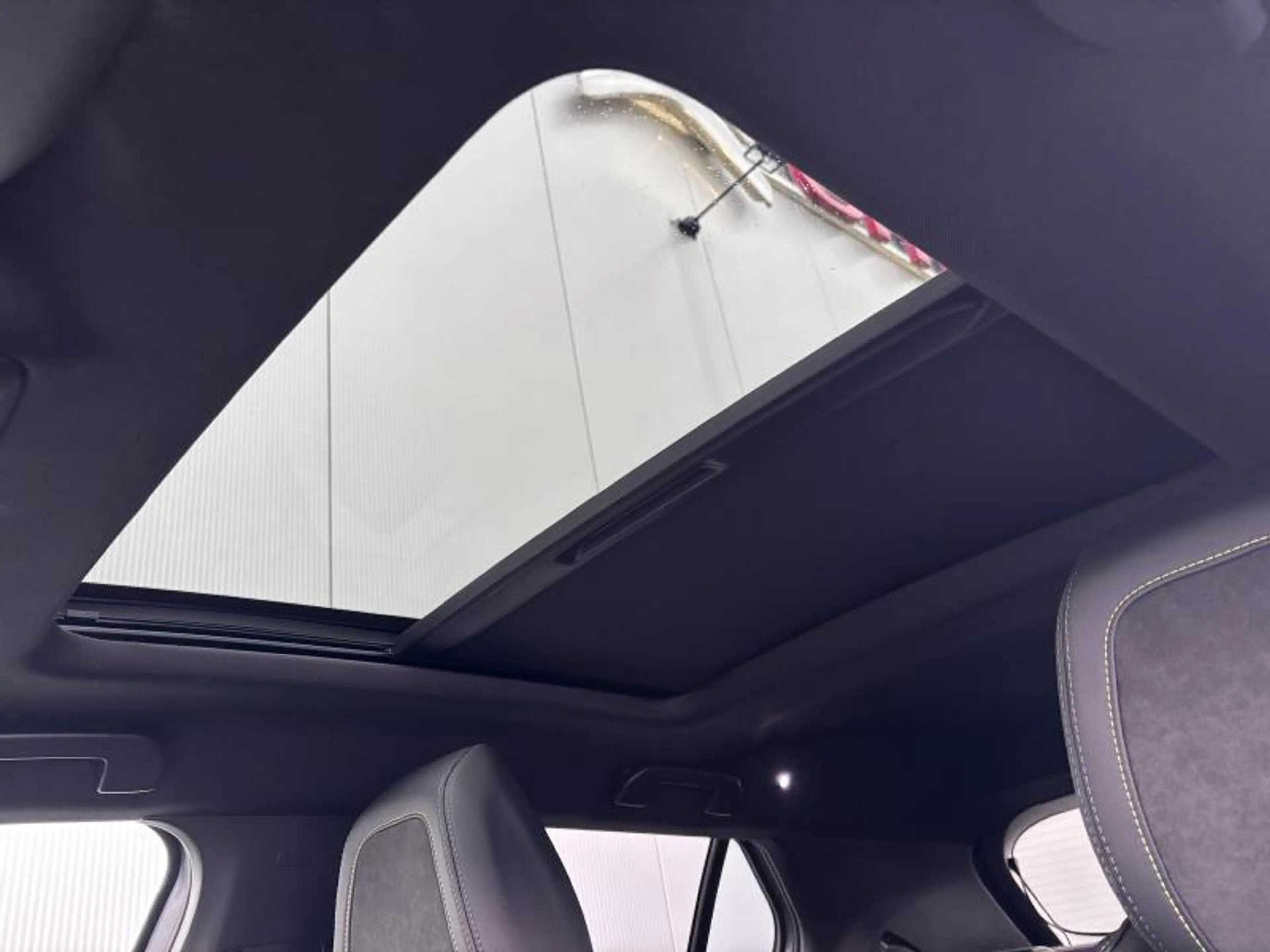 Peugeot e-2008 GT — photo 12