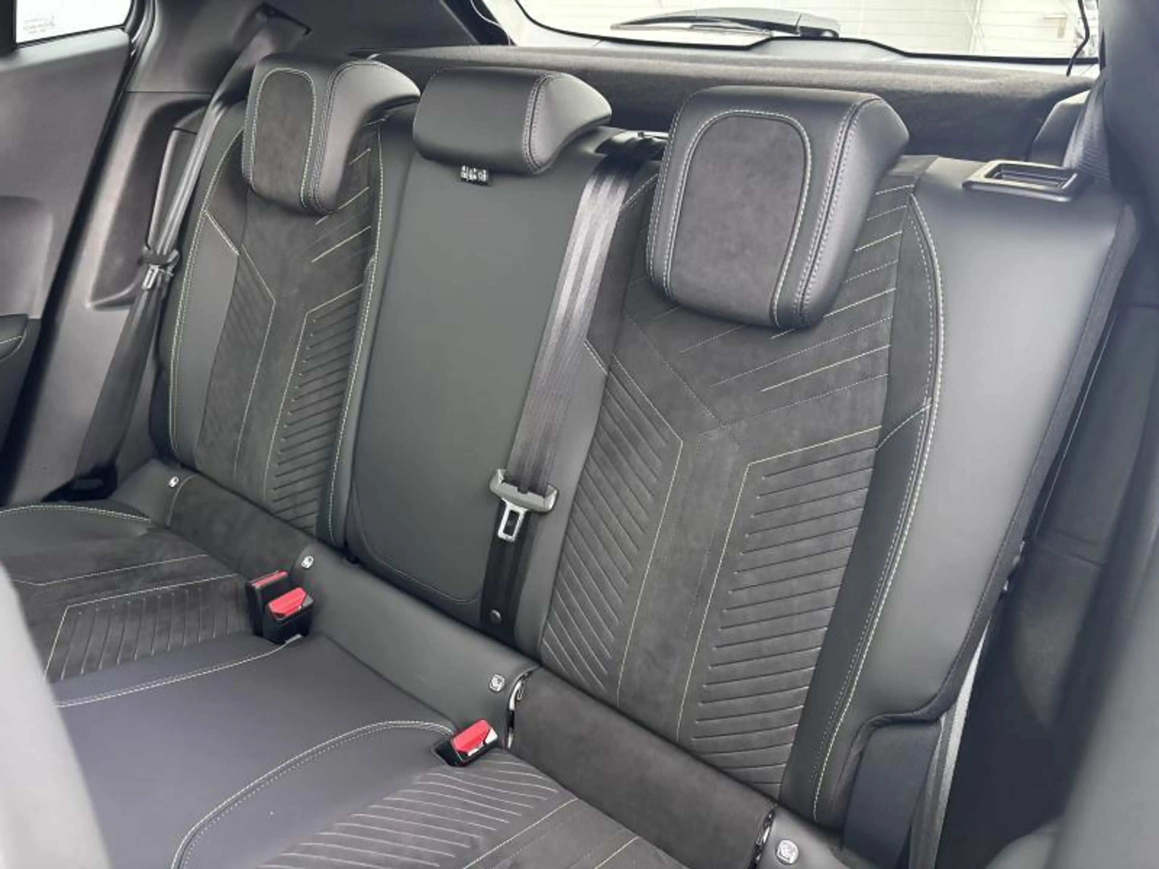 Peugeot e-2008 GT — photo 11